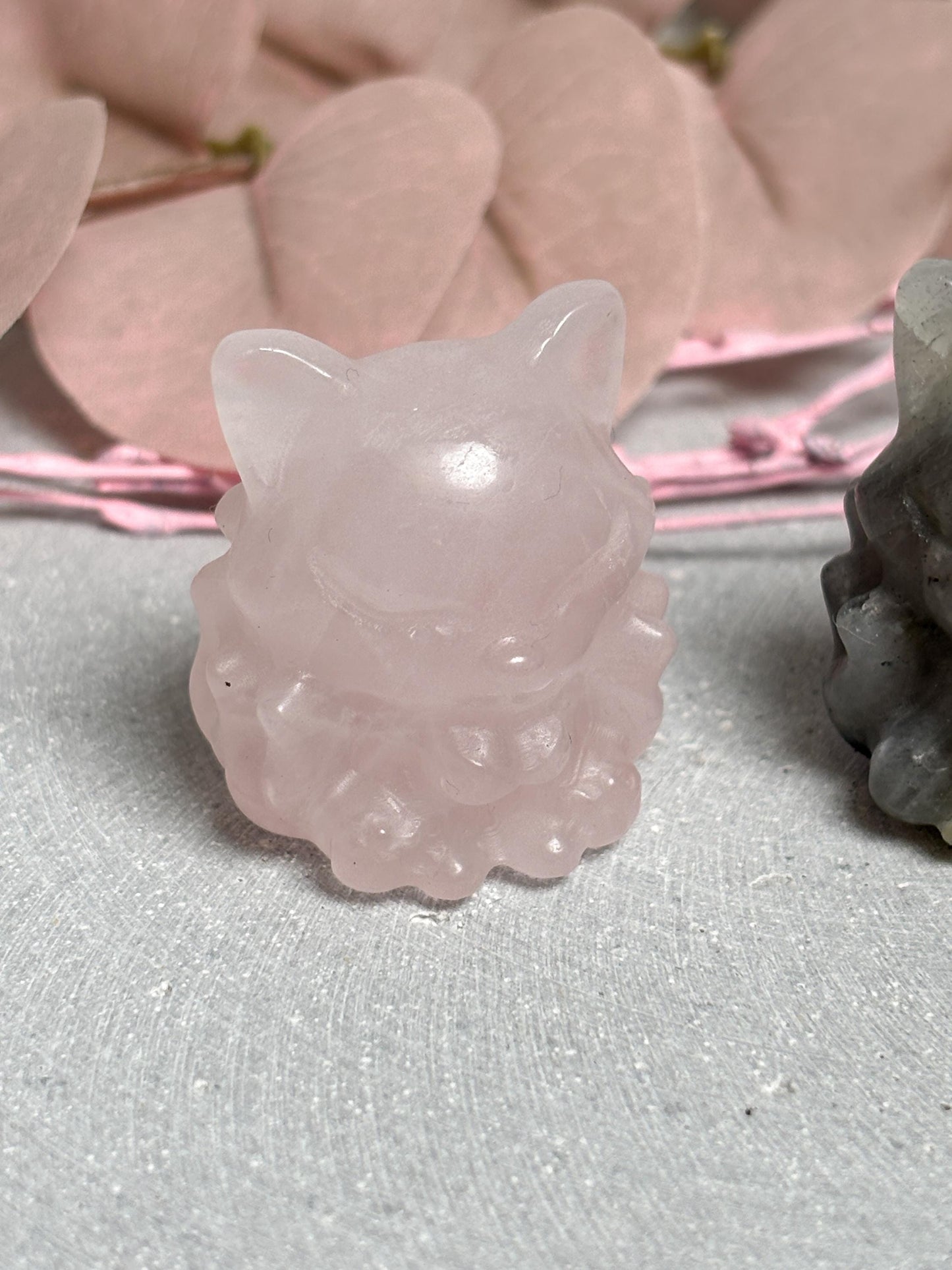 Nine Tail Fox Carving klein  Neunschwänziger Fuchs Kristallfigur in Rosenquarz, Labradorit und Obsidian
