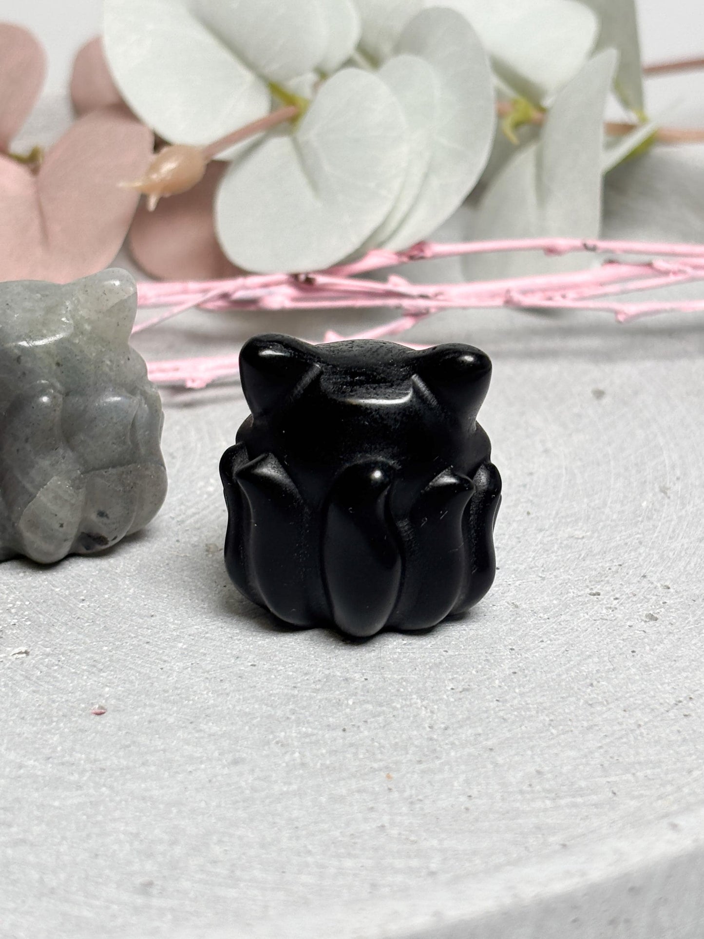 Nine Tail Fox Carving klein  Neunschwänziger Fuchs Kristallfigur in Rosenquarz, Labradorit und Obsidian