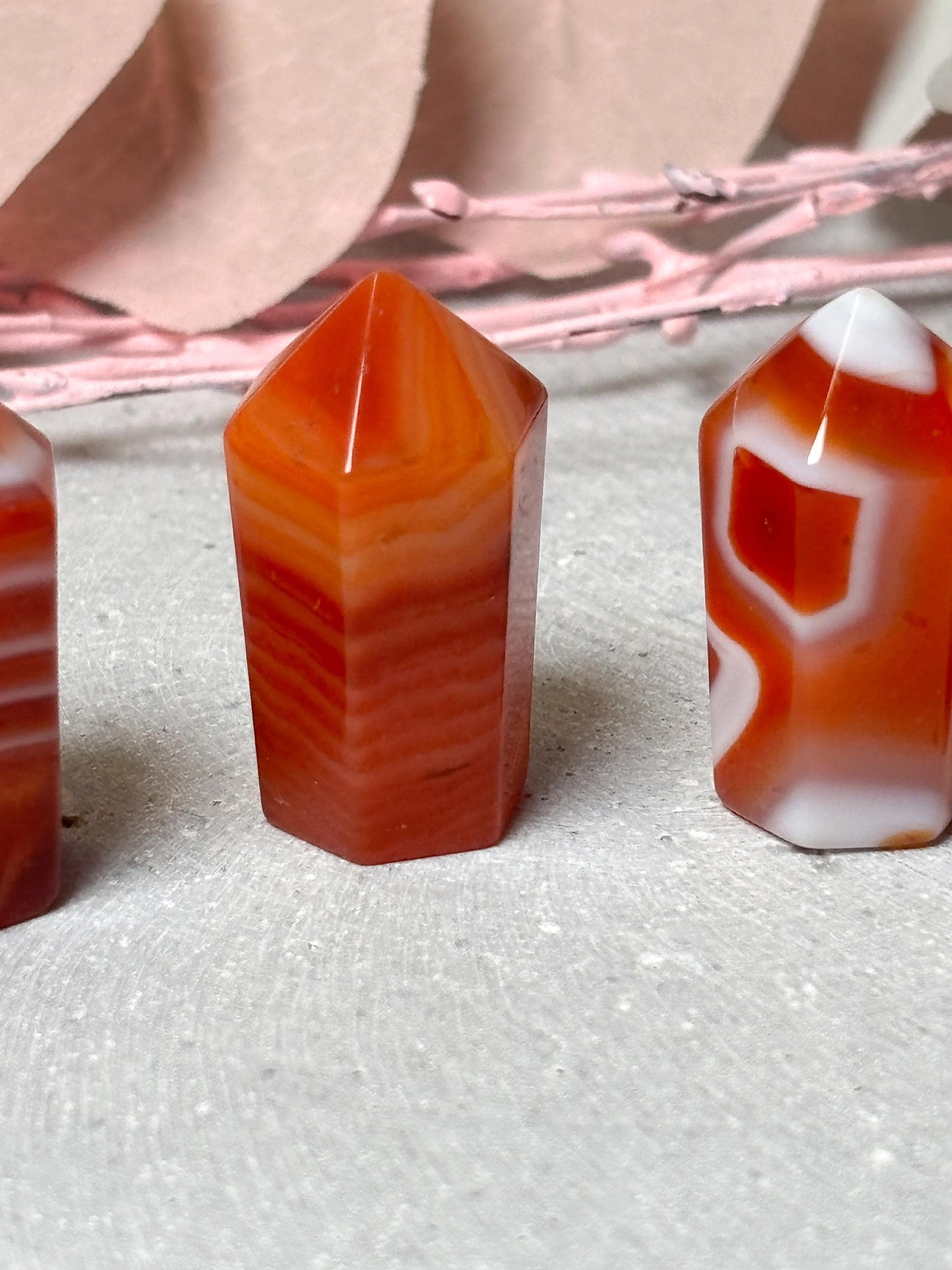 Mini Karneol Türmchen ca. 2,8 cm  Edelstein Kristall mit einzigartigem Banding,  Dekoration, Karneol Kristallturm für Energiearbeit