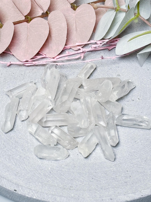 5er Set kleine natürliche Bergkristall Spitzen  Rohkristall Edelstein klarer Quarz Kristallspitze für Dekoration und Energiearbeit