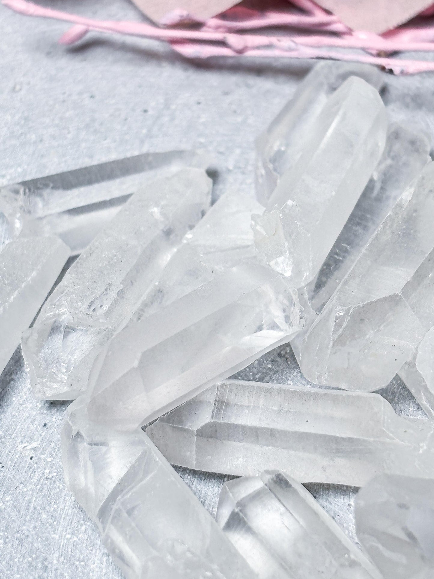 5er Set kleine natürliche Bergkristall Spitzen  Rohkristall Edelstein klarer Quarz Kristallspitze für Dekoration und Energiearbeit
