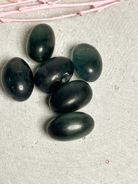 Fluorit Kristall dunkelgrün oval ca. 2 cm | Edelstein Trommelstein Sammlerstein Handstein Naturstein Dekoration