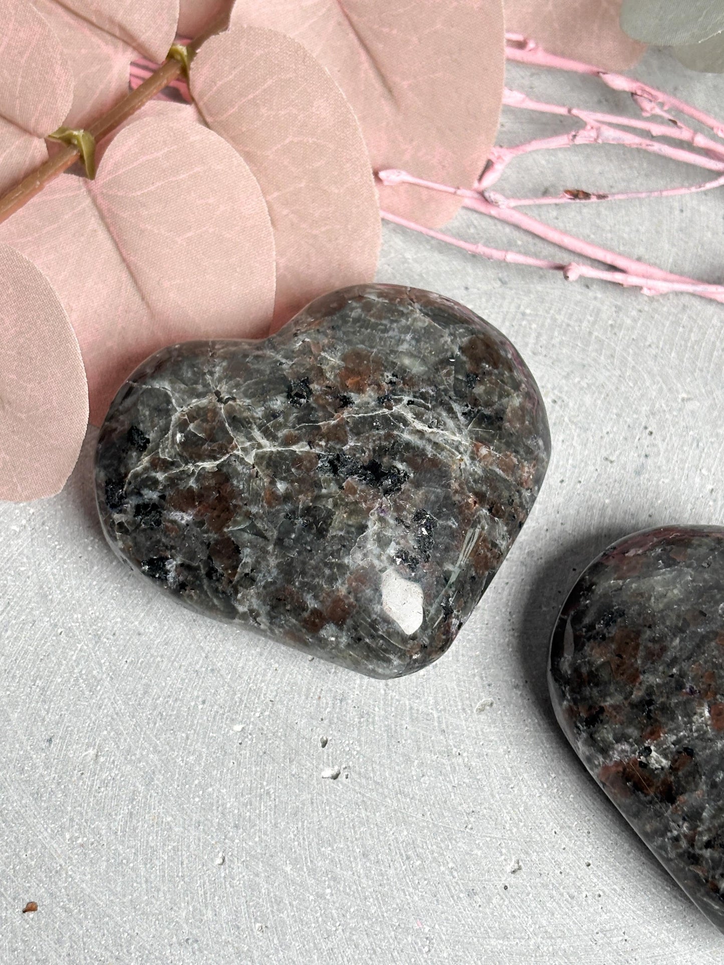 Yooperlite Herz 6 cm  Kristallherz aus Edelstein mit UV-Reaktion | Dekoration & Energiearbeit