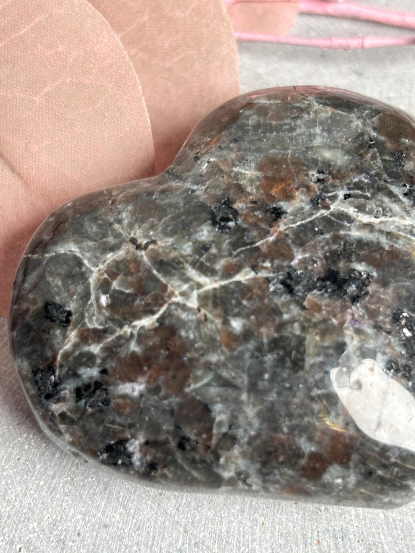 Yooperlite Herz 6 cm  Kristallherz aus Edelstein mit UV-Reaktion | Dekoration & Energiearbeit