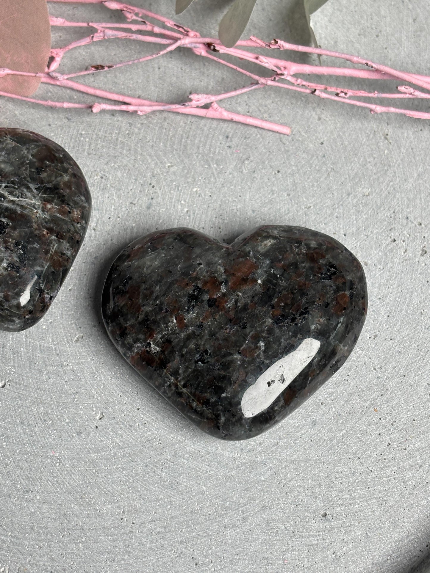 Yooperlite Herz 6 cm  Kristallherz aus Edelstein mit UV-Reaktion | Dekoration & Energiearbeit