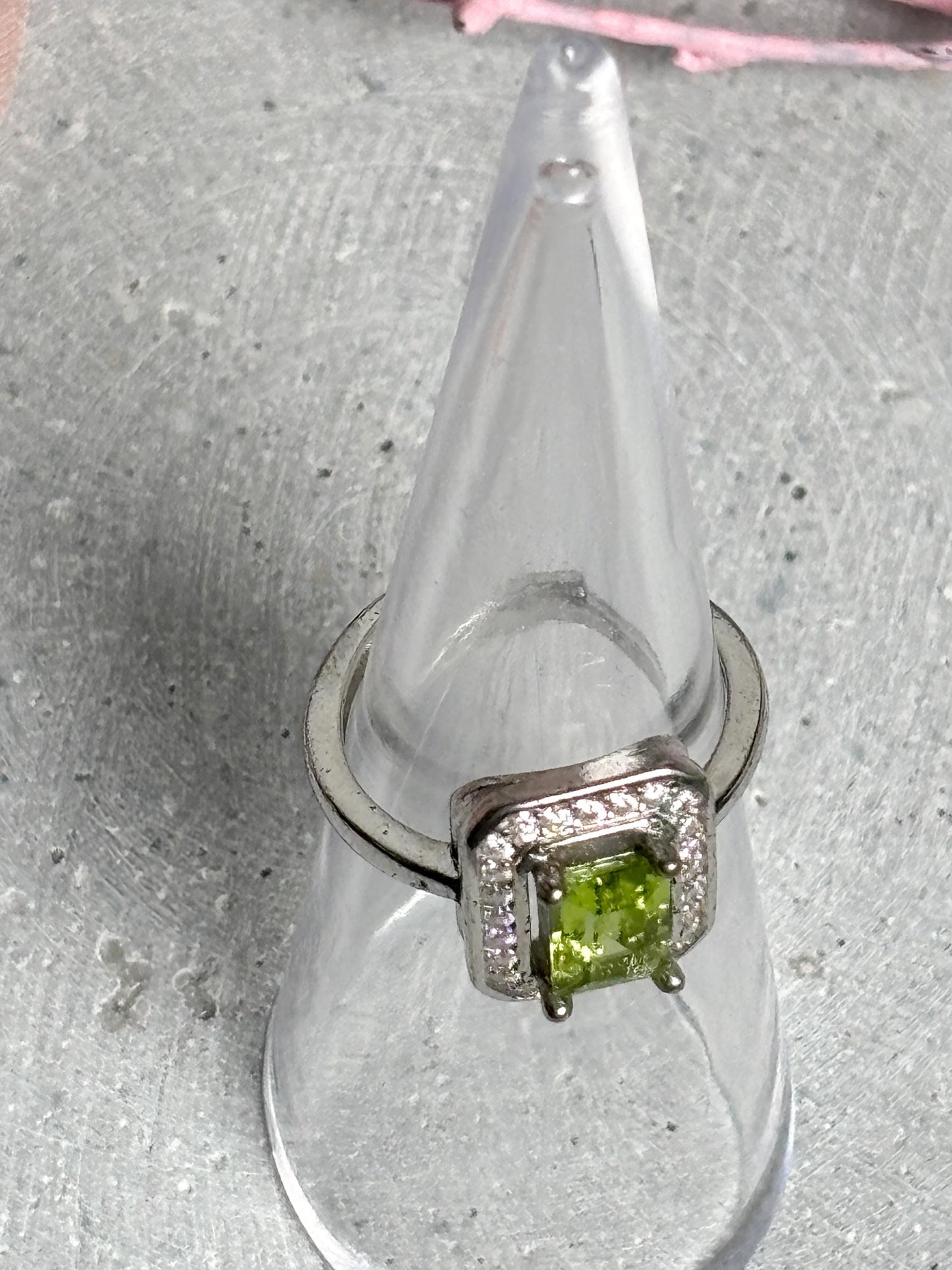 925 Silber Ring größenverstellbar mit rechteckigem Peridot und Zirkoniafassung