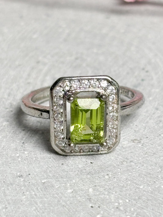 925 Silber Ring größenverstellbar mit rechteckigem Peridot und Zirkoniafassung