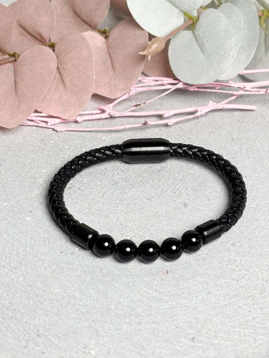 Lederarmband mit schwarzen Perlen und Magnetverschluss, Herren Armband Leder, modernes Perlenarmband, Schmuck Edelstahl Verschluss