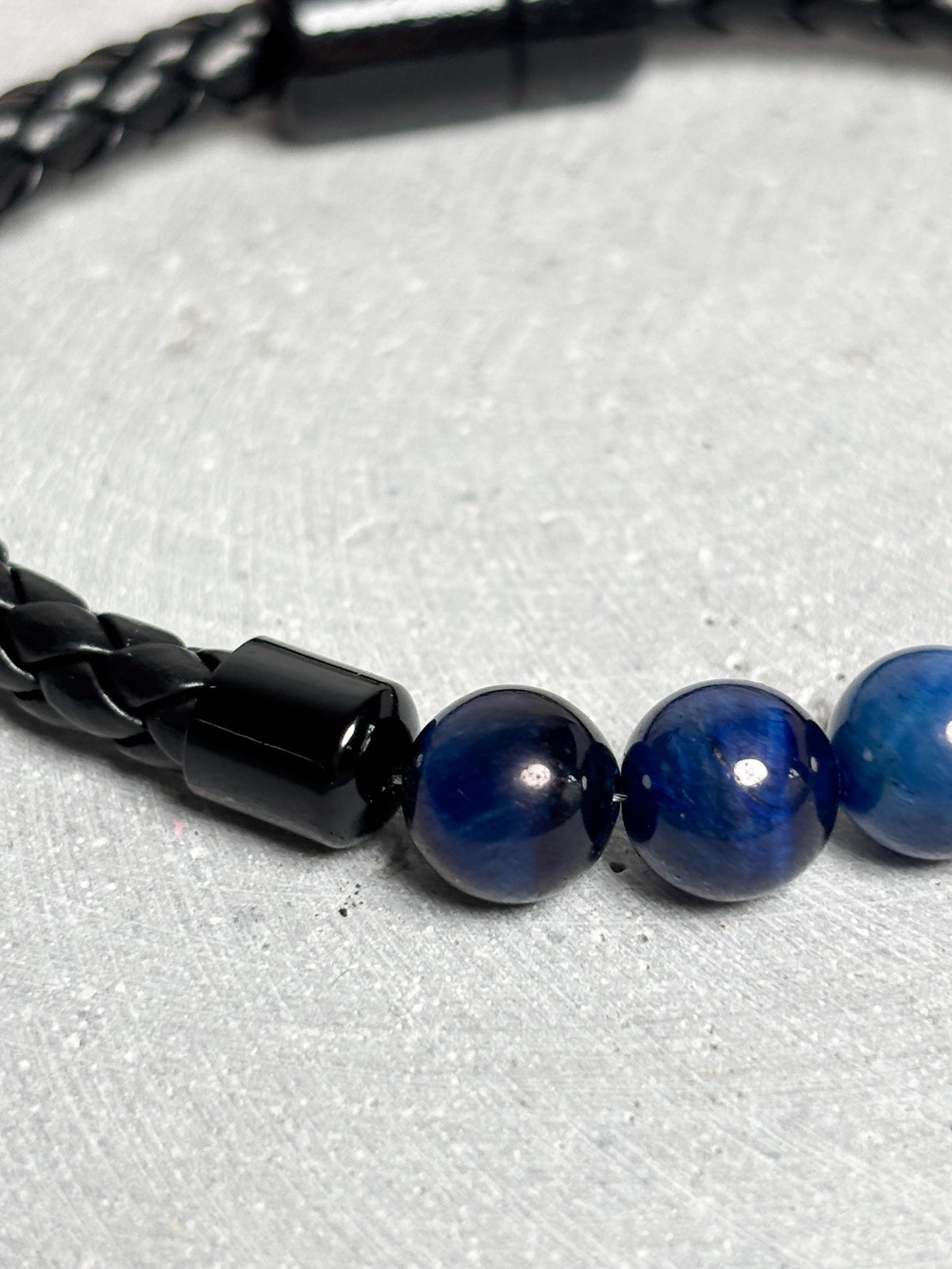 Lederarmband mit blauen Tigerauge Perlen und Magnetverschluss, Herren Armband Leder, Perlenarmband Männer, Schmuck modern