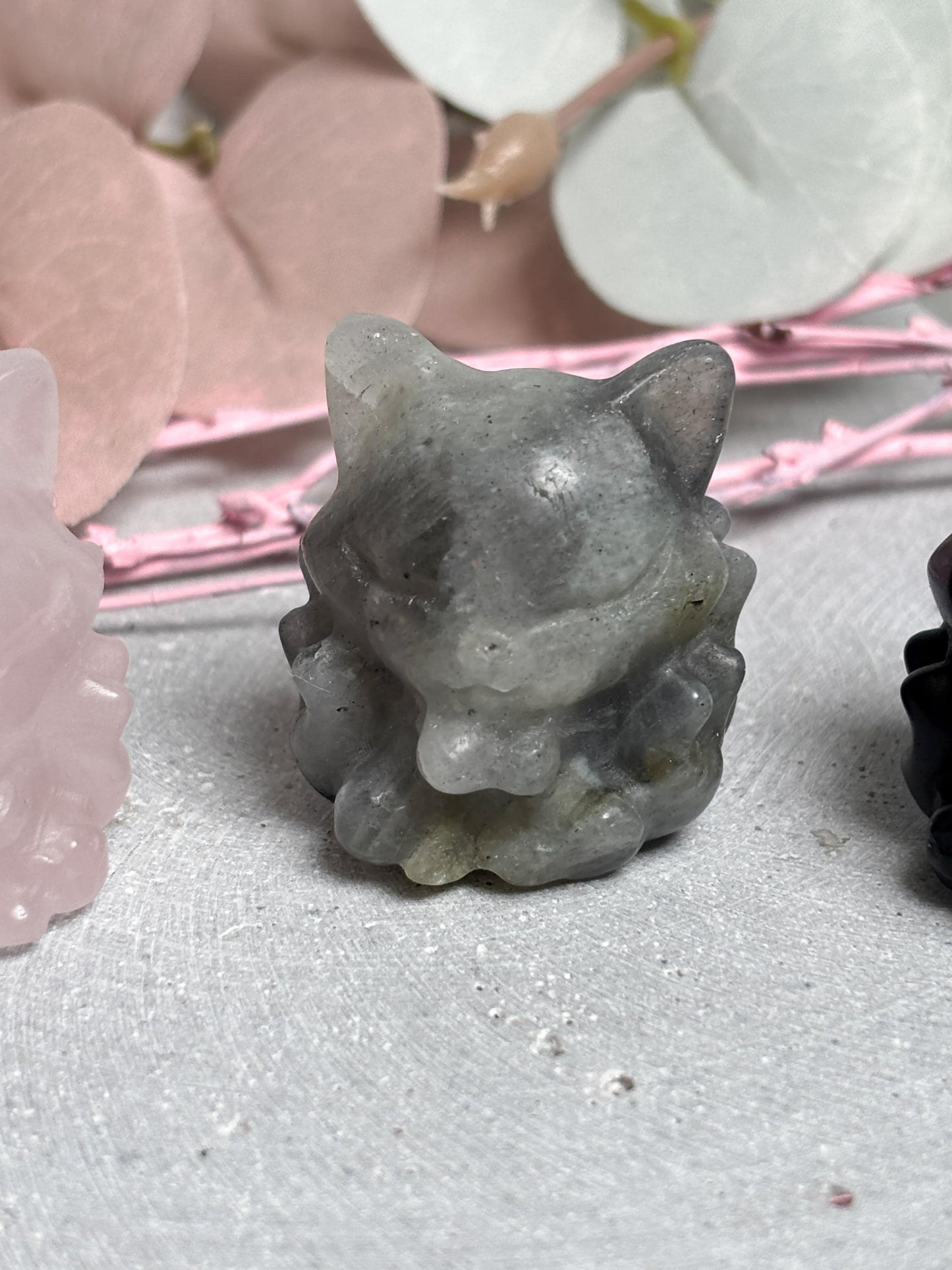 Nine Tail Fox Carving klein  Neunschwänziger Fuchs Kristallfigur in Rosenquarz, Labradorit und Obsidian