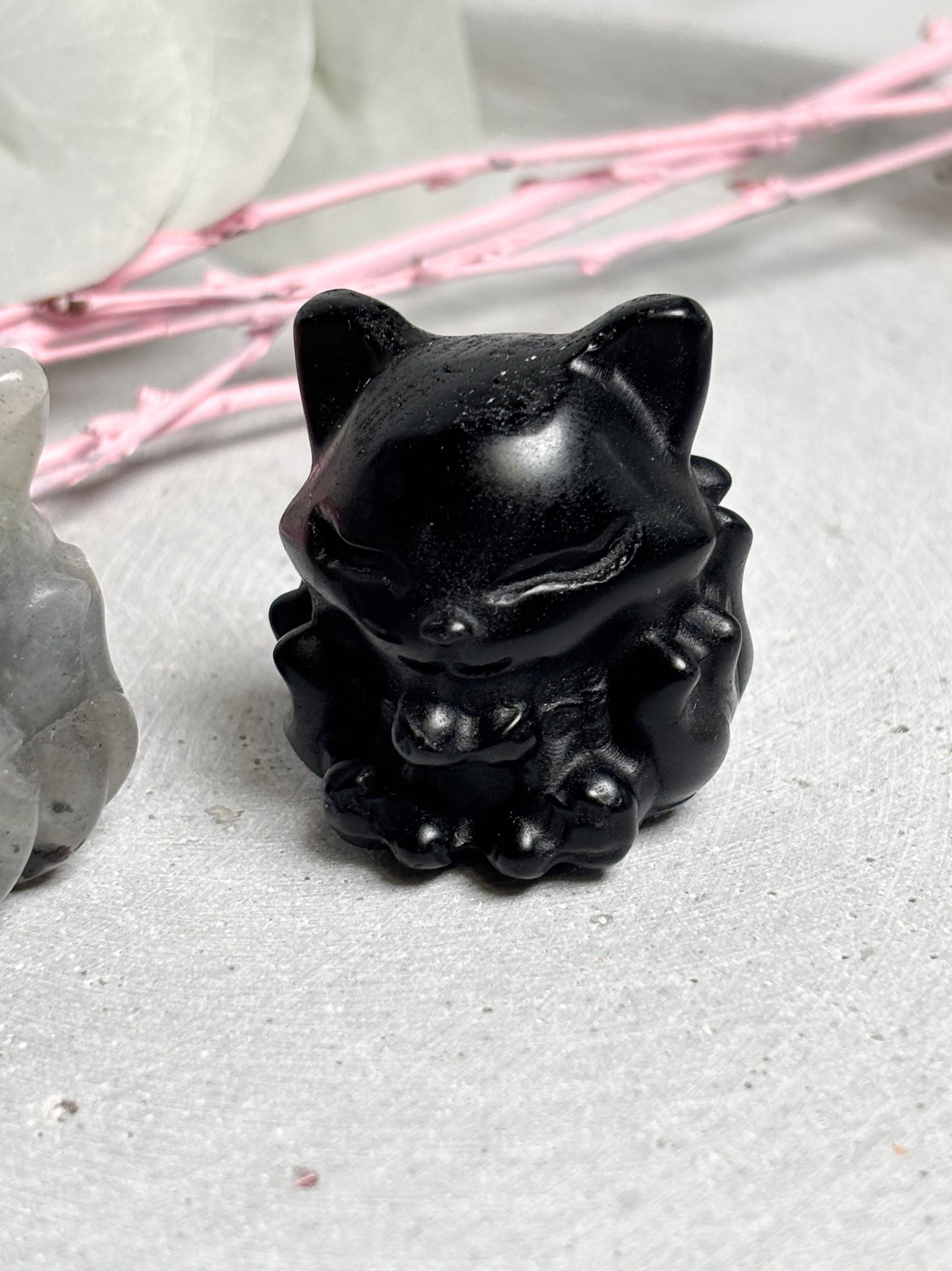 Nine Tail Fox Carving klein  Neunschwänziger Fuchs Kristallfigur in Rosenquarz, Labradorit und Obsidian
