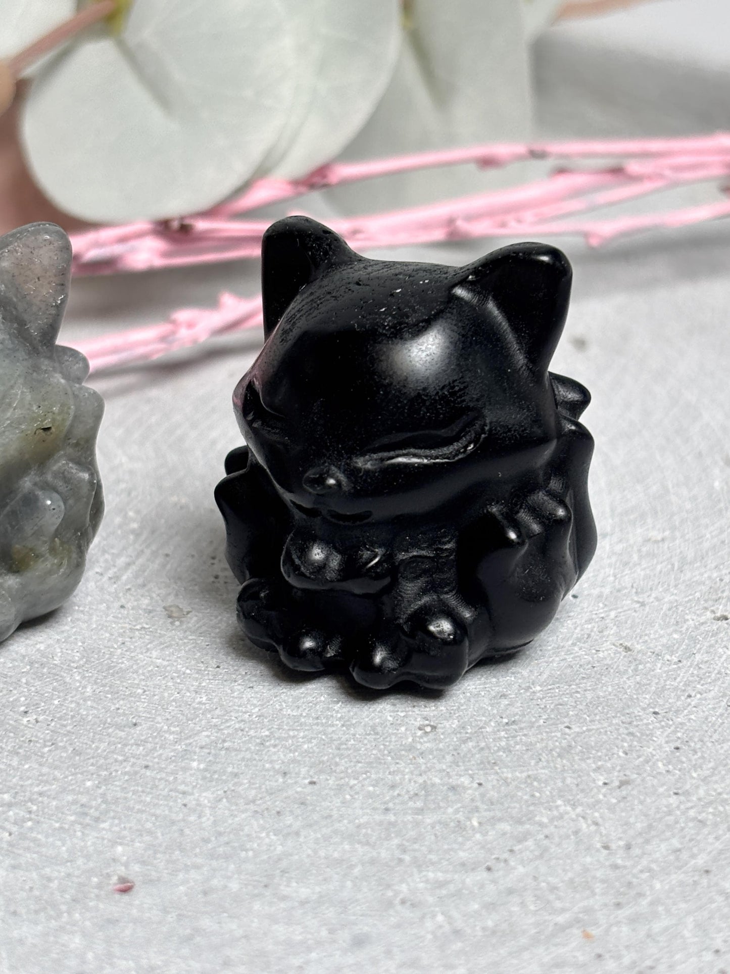 Nine Tail Fox Carving klein  Neunschwänziger Fuchs Kristallfigur in Rosenquarz, Labradorit und Obsidian