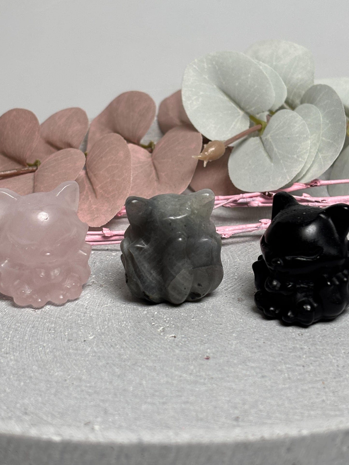 Nine Tail Fox Carving klein  Neunschwänziger Fuchs Kristallfigur in Rosenquarz, Labradorit und Obsidian