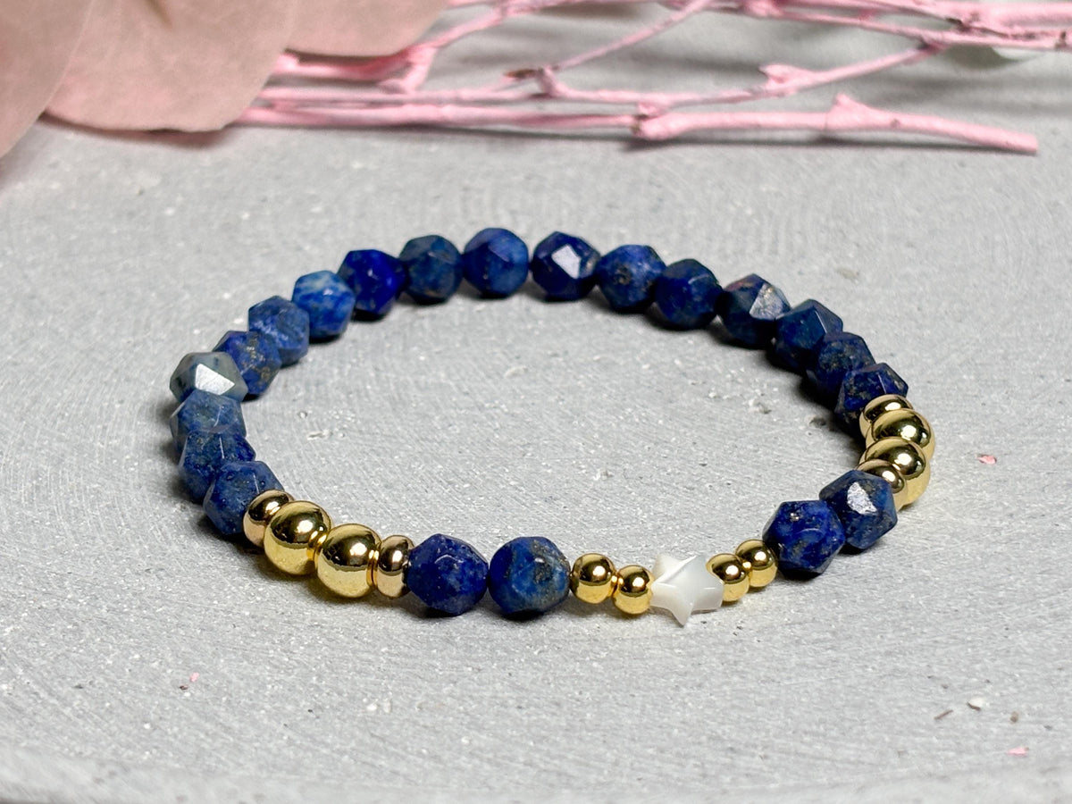 Elastisches Armband aus facettiertem Lapislazuli mit goldfarbenen Perlen und Muschelstern  Edelsteinarmband Blau