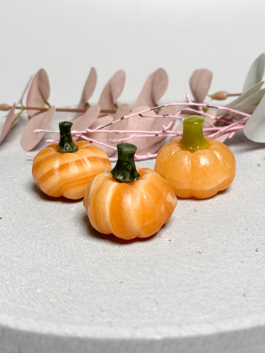 Dekokürbis aus Calcit  kleiner Kristall Kürbis 3,8 cm, Edelsteinfigur, Herbstdeko aus Naturstein