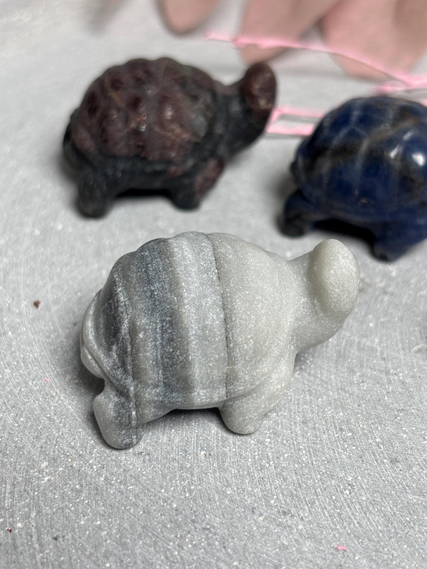 Schildkröte Figur aus Edelstein 4 cm  Kristall Carving aus Zebra Calcit, Sodalith, Bergkristall, Mahagonie Obsidian oder Jade