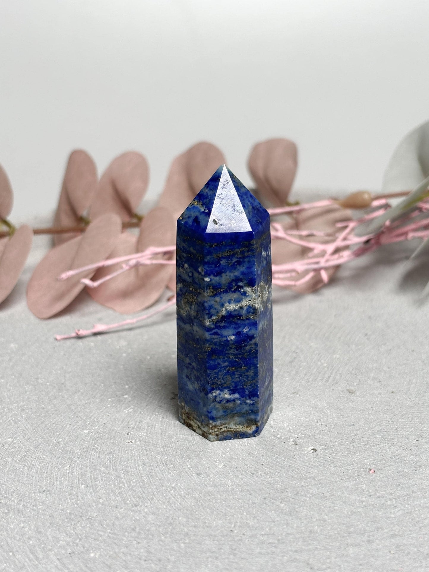 Lapislazuli Turm  kleiner blauer Kristall mit weißen und Pyrit Einschlüssen, UV-reaktiv, Edelstein Spitze, Naturstein Deko