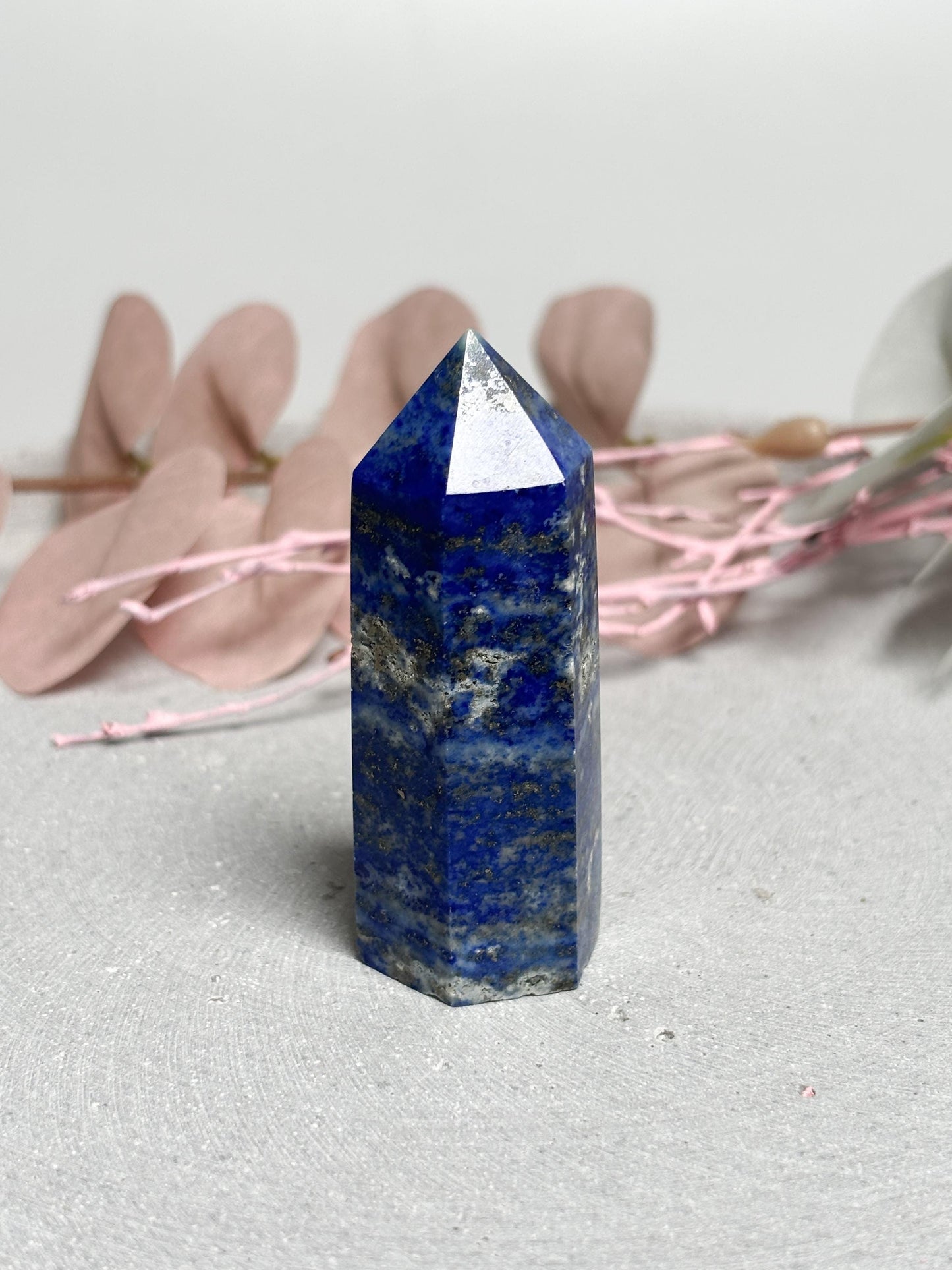 Lapislazuli Turm  kleiner blauer Kristall mit weißen und Pyrit Einschlüssen, UV-reaktiv, Edelstein Spitze, Naturstein Deko