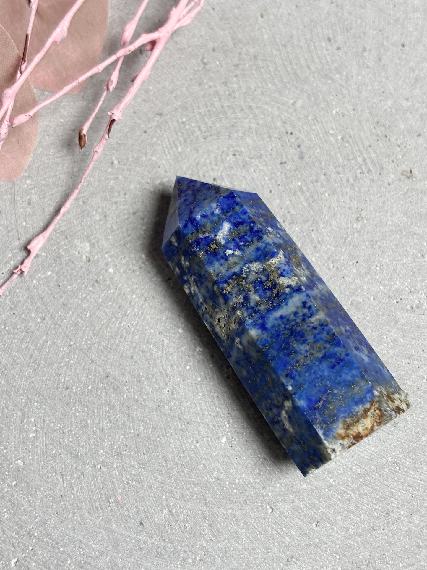 Lapislazuli Turm  kleiner blauer Kristall mit weißen und Pyrit Einschlüssen, UV-reaktiv, Edelstein Spitze, Naturstein Deko