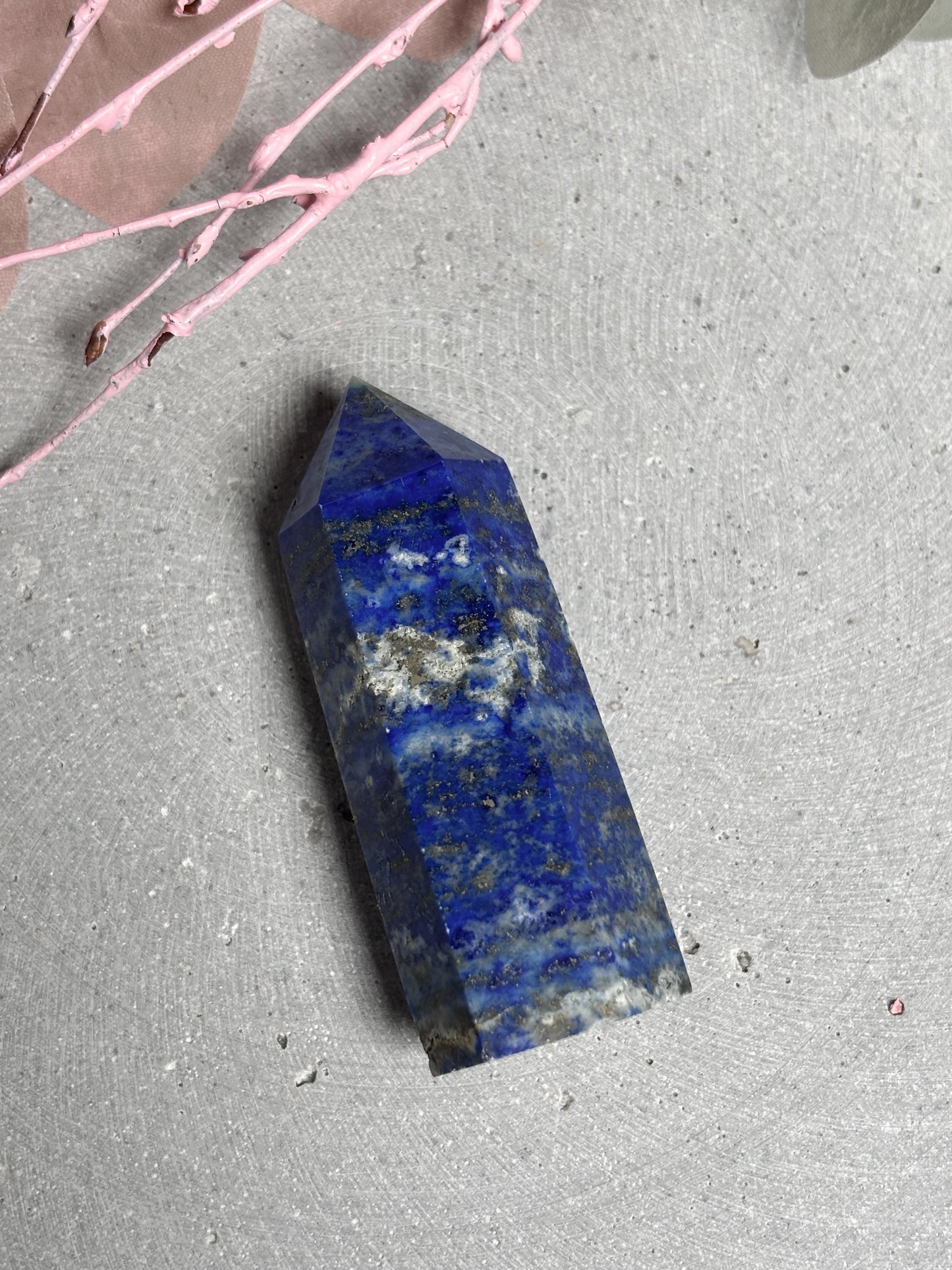 Lapislazuli Turm  kleiner blauer Kristall mit weißen und Pyrit Einschlüssen, UV-reaktiv, Edelstein Spitze, Naturstein Deko