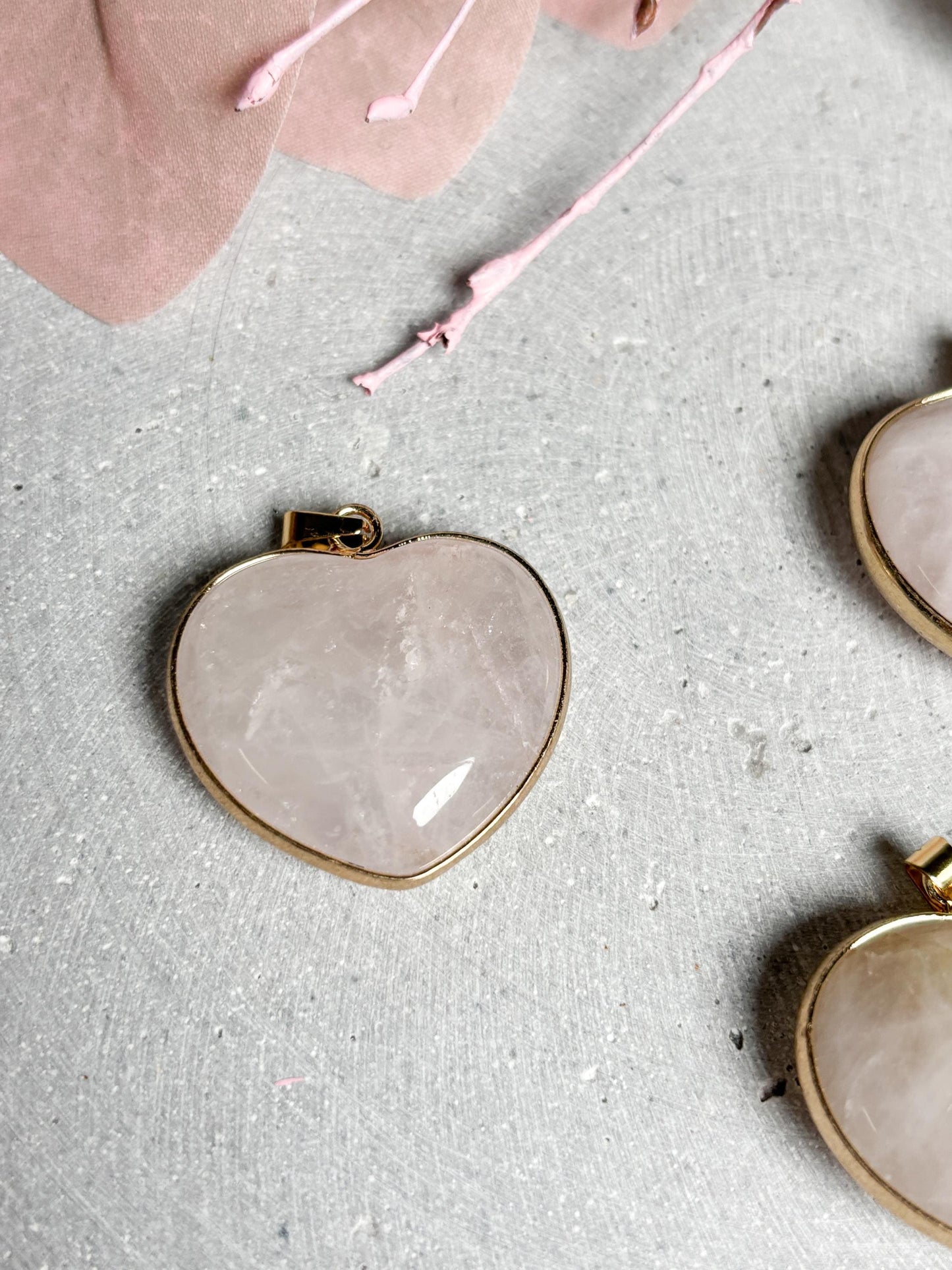 Rosenquarz Herz Anhänger  goldfarbene Fassung, Edelstein Anhänger für Ketten, Kristall Schmuck, Herzstein Anhänger