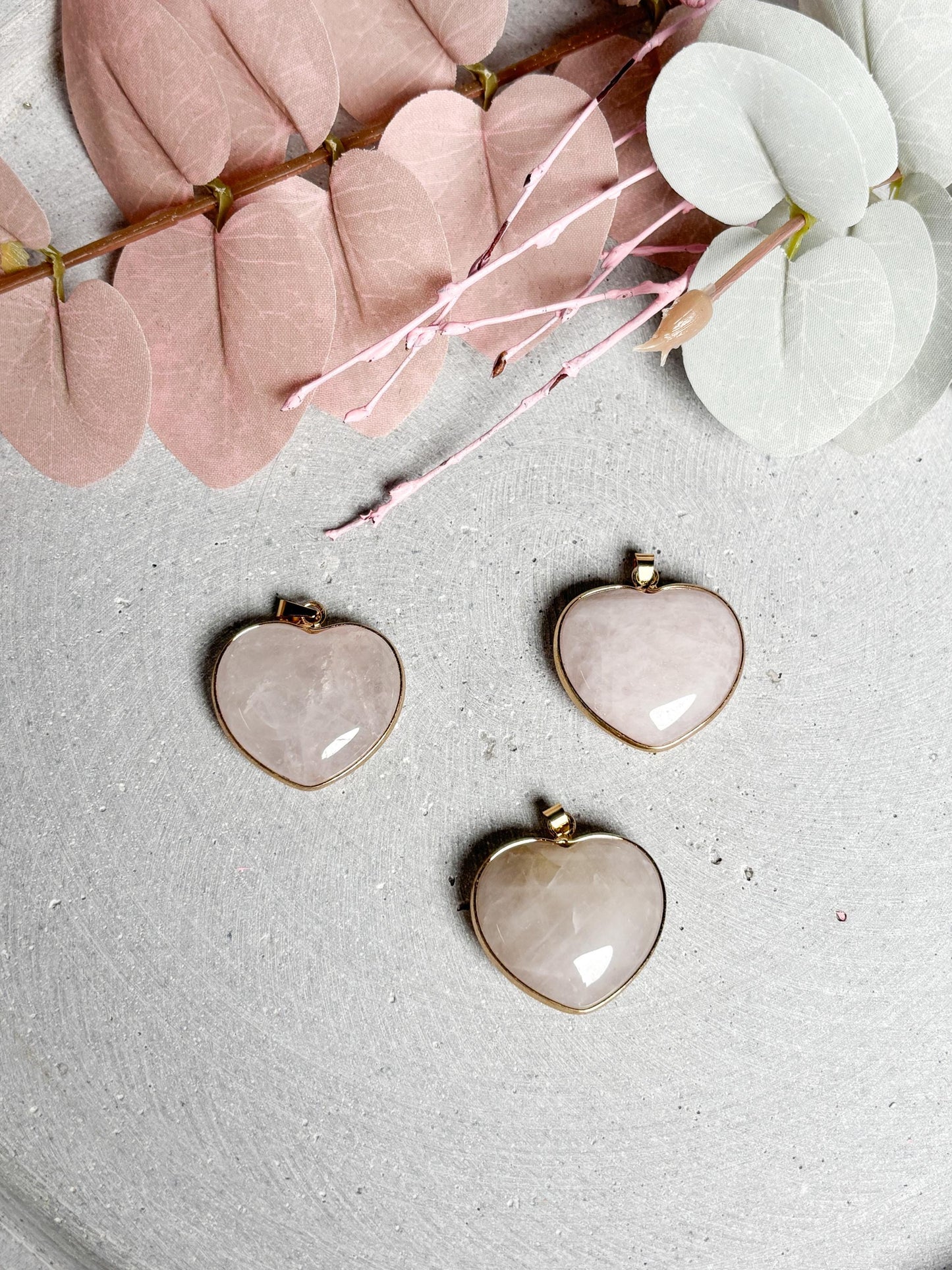 Rosenquarz Herz Anhänger  goldfarbene Fassung, Edelstein Anhänger für Ketten, Kristall Schmuck, Herzstein Anhänger