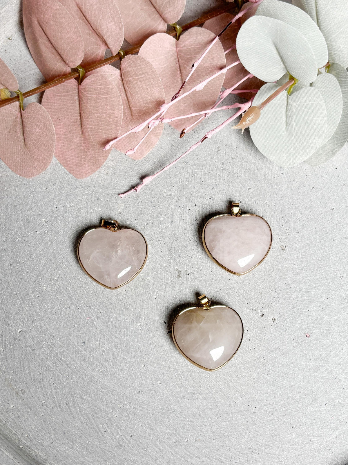 Rosenquarz Herz Anhänger  goldfarbene Fassung, Edelstein Anhänger für Ketten, Kristall Schmuck, Herzstein Anhänger