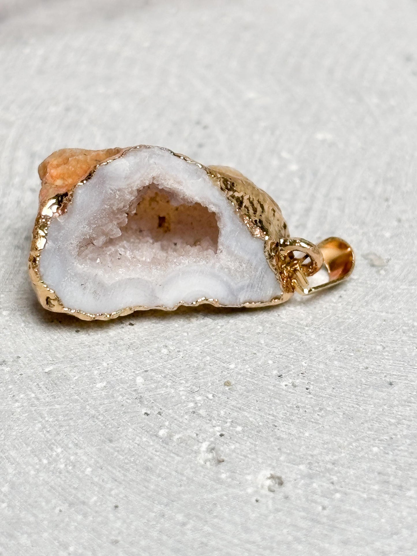 Geoden Anhänger Weiß  Kettenanhänger mit goldfarbener Fassung, Kristall Schmuck, Drusen Anhänger, Edelstein Schmuckstück