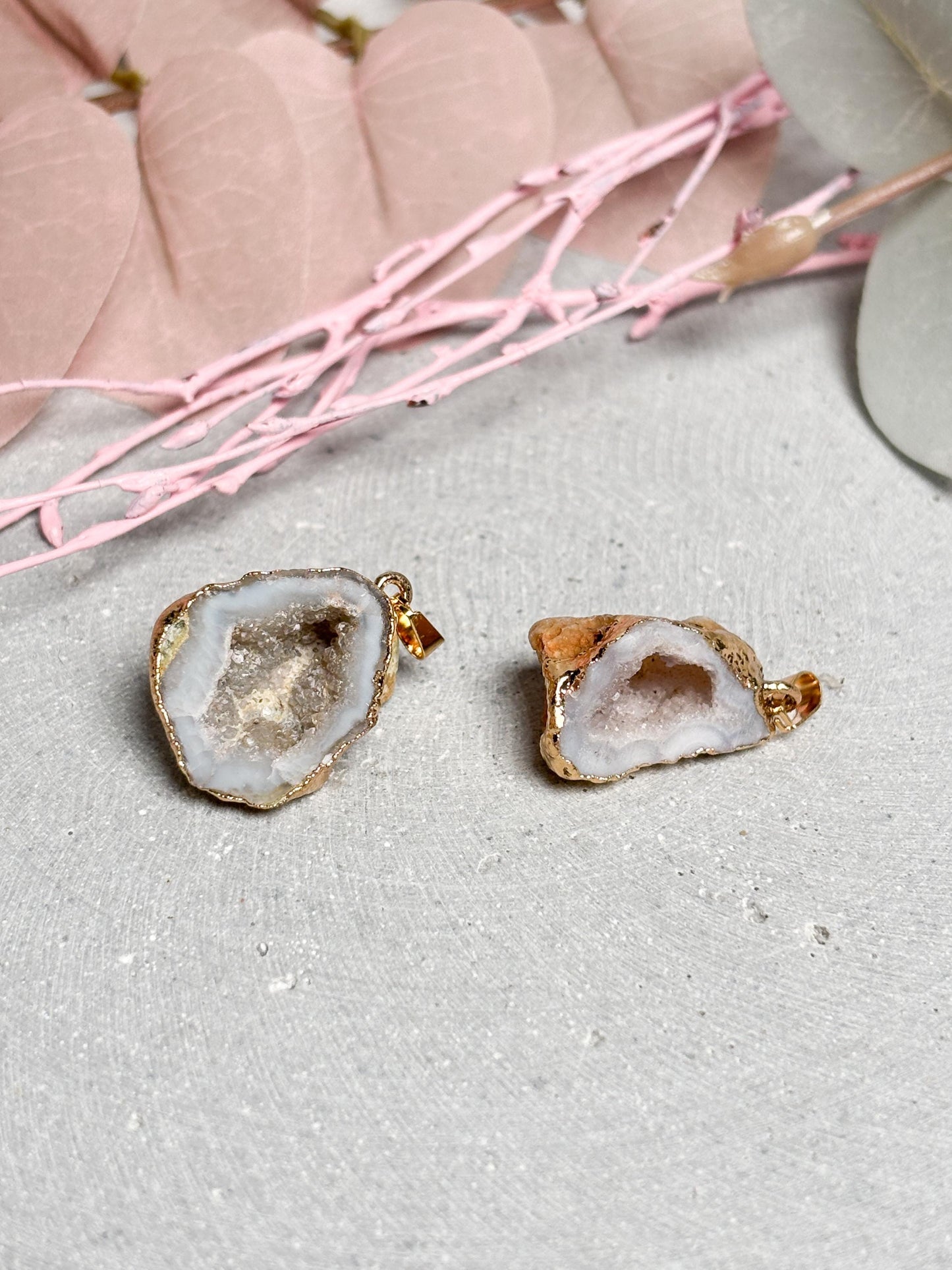 Geoden Anhänger Weiß  Kettenanhänger mit goldfarbener Fassung, Kristall Schmuck, Drusen Anhänger, Edelstein Schmuckstück