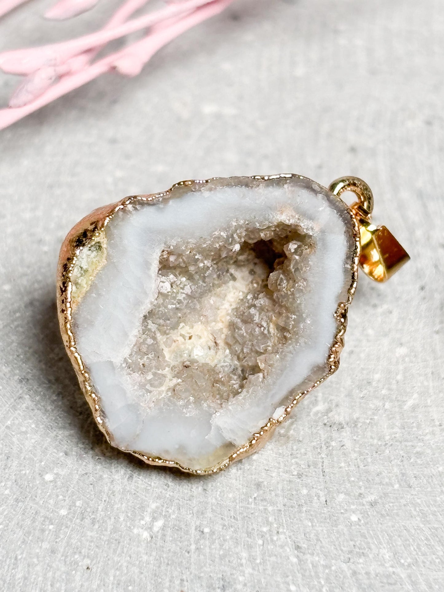 Geoden Anhänger Weiß  Kettenanhänger mit goldfarbener Fassung, Kristall Schmuck, Drusen Anhänger, Edelstein Schmuckstück