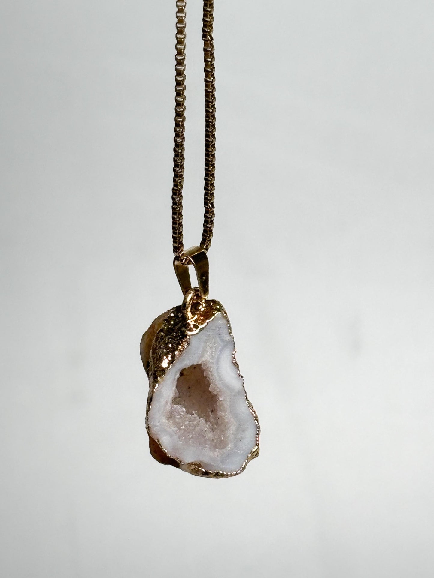 Geoden Anhänger Weiß  Kettenanhänger mit goldfarbener Fassung, Kristall Schmuck, Drusen Anhänger, Edelstein Schmuckstück