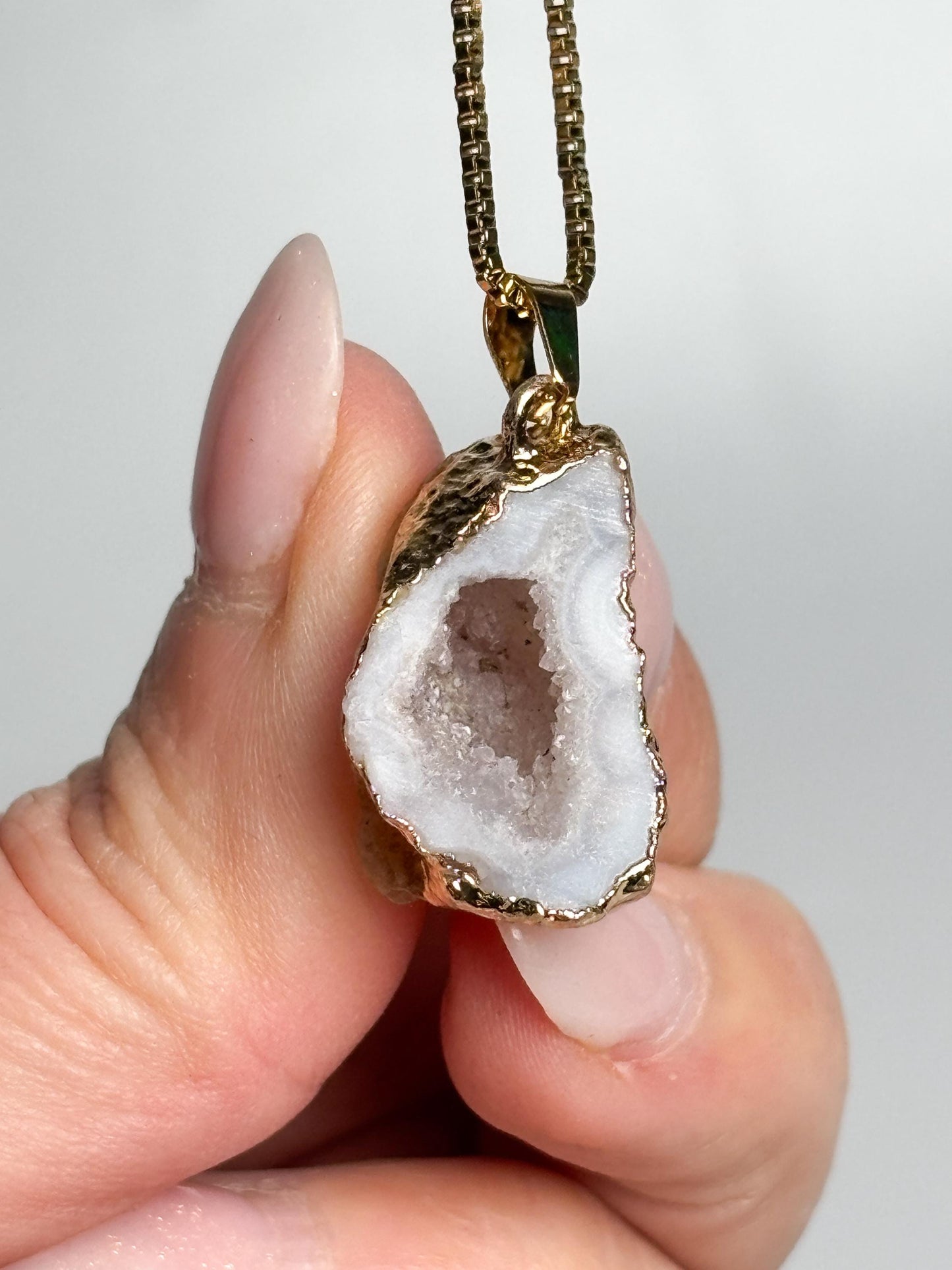 Geoden Anhänger Weiß  Kettenanhänger mit goldfarbener Fassung, Kristall Schmuck, Drusen Anhänger, Edelstein Schmuckstück