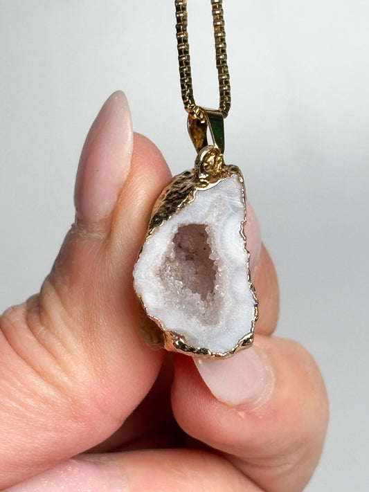 Geoden Anhänger Weiß  Kettenanhänger mit goldfarbener Fassung, Kristall Schmuck, Drusen Anhänger, Edelstein Schmuckstück