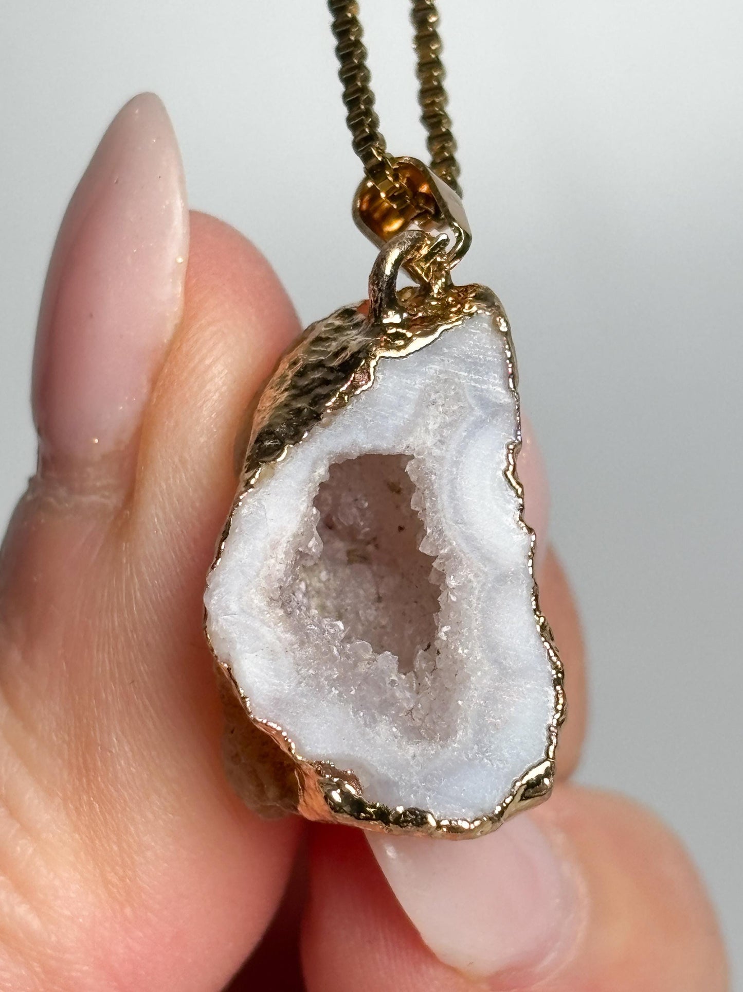 Geoden Anhänger Weiß  Kettenanhänger mit goldfarbener Fassung, Kristall Schmuck, Drusen Anhänger, Edelstein Schmuckstück