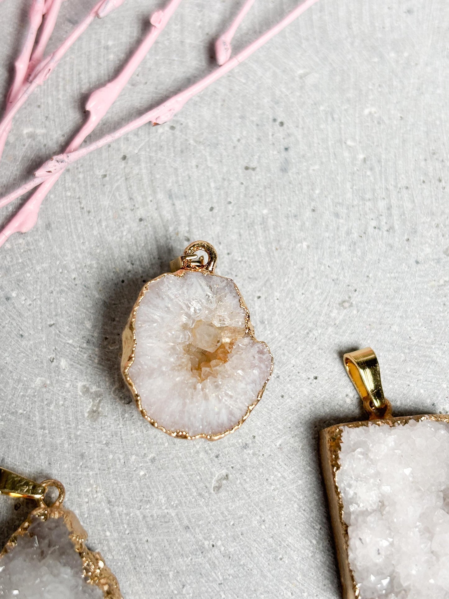 Weiße Drusen Anhänger  Kristall Kettenanhänger in verschiedenen Formen, goldfarben gefasst, Edelstein Schmuck, Geoden Anhänger