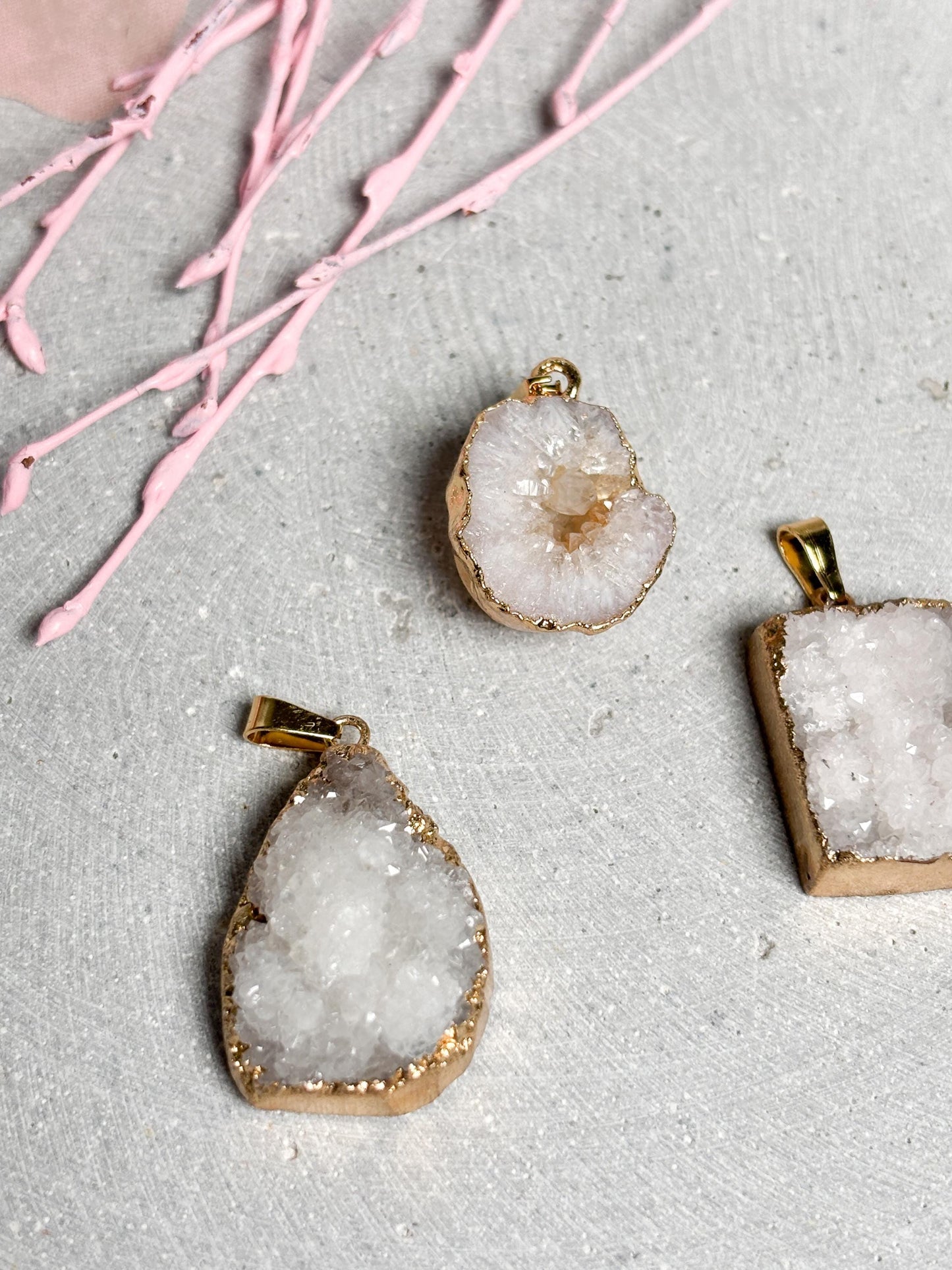 Weiße Drusen Anhänger  Kristall Kettenanhänger in verschiedenen Formen, goldfarben gefasst, Edelstein Schmuck, Geoden Anhänger