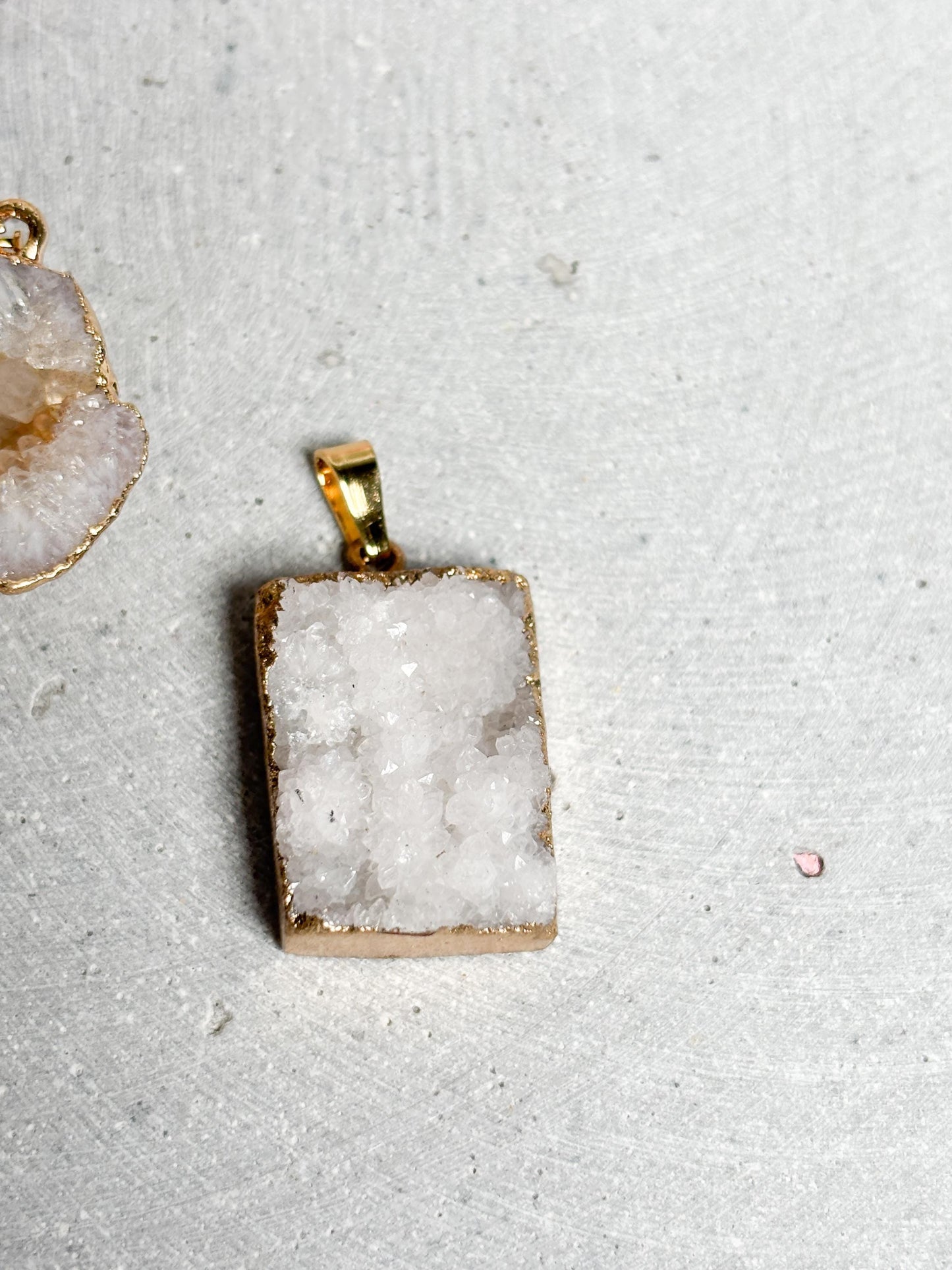 Weiße Drusen Anhänger  Kristall Kettenanhänger in verschiedenen Formen, goldfarben gefasst, Edelstein Schmuck, Geoden Anhänger