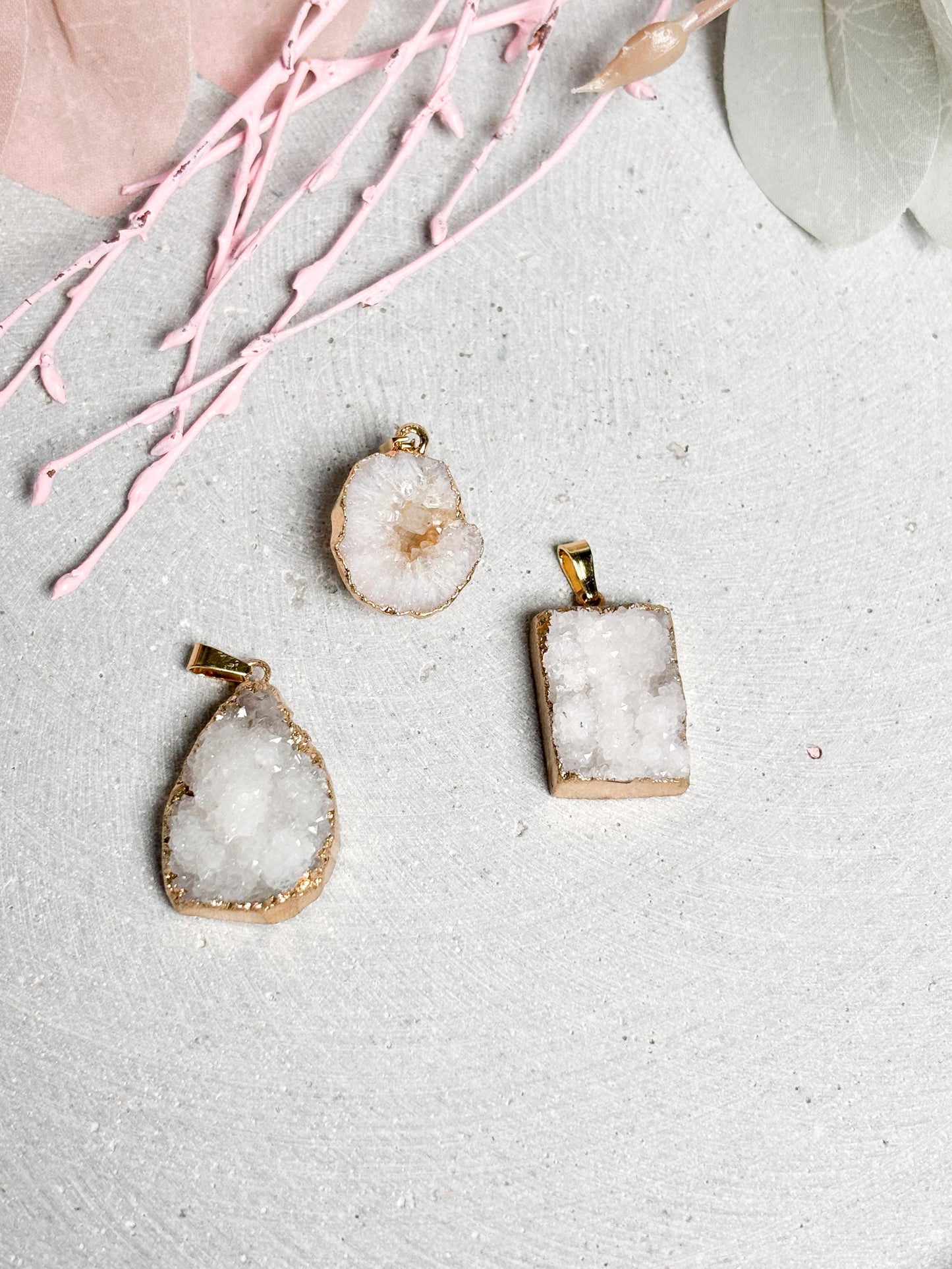 Weiße Drusen Anhänger  Kristall Kettenanhänger in verschiedenen Formen, goldfarben gefasst, Edelstein Schmuck, Geoden Anhänger