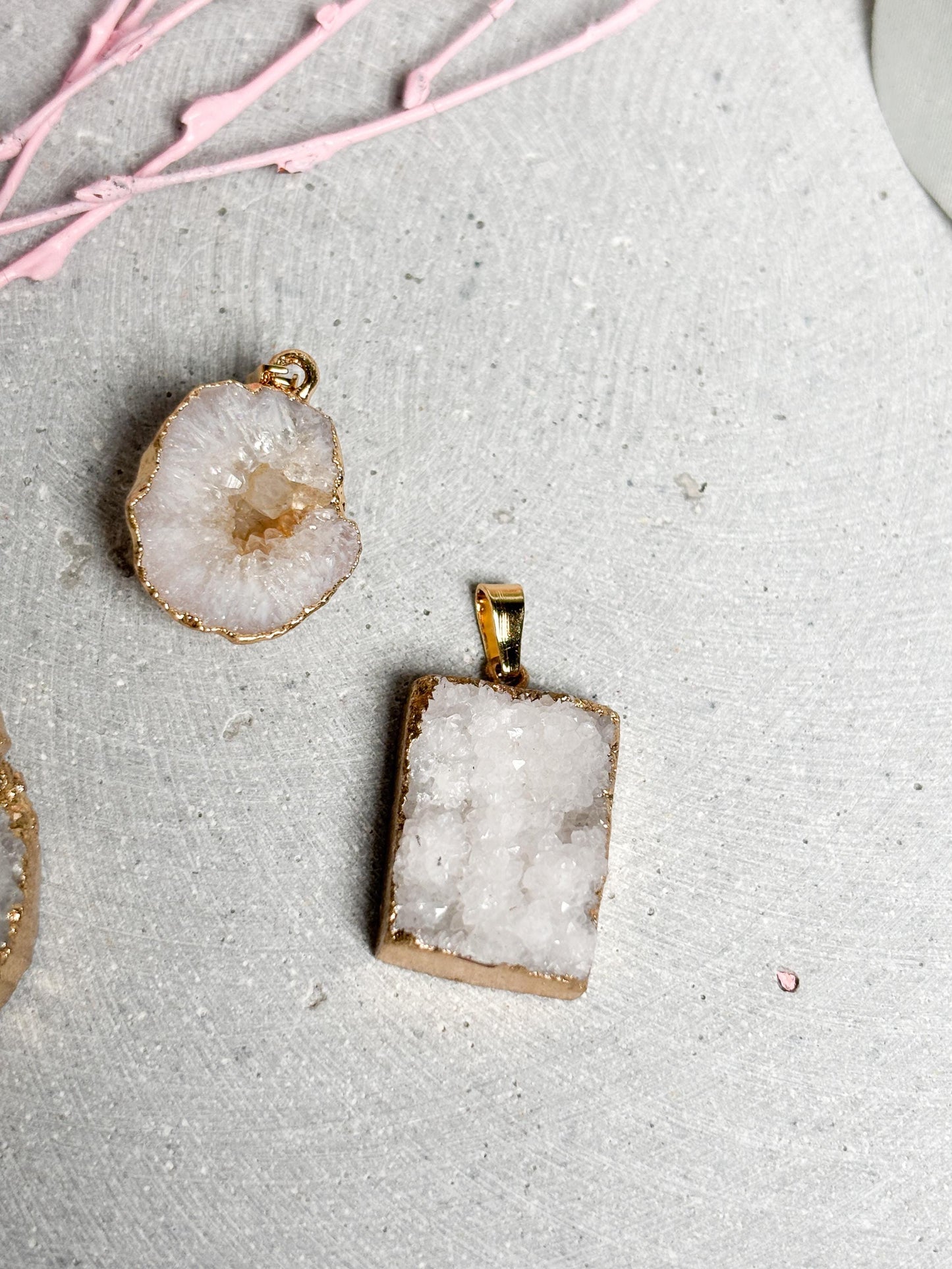 Weiße Drusen Anhänger  Kristall Kettenanhänger in verschiedenen Formen, goldfarben gefasst, Edelstein Schmuck, Geoden Anhänger