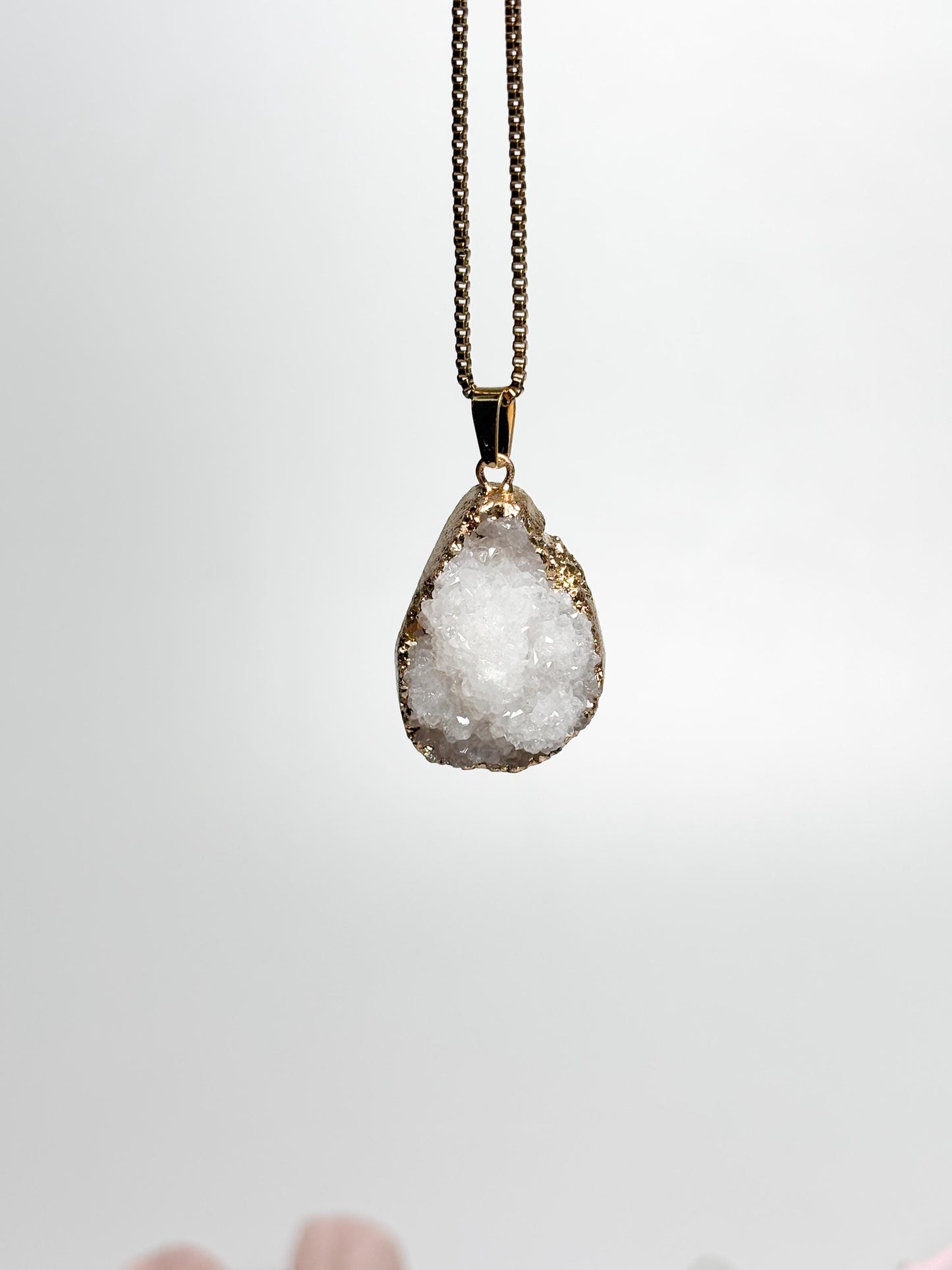 Weiße Drusen Anhänger  Kristall Kettenanhänger in verschiedenen Formen, goldfarben gefasst, Edelstein Schmuck, Geoden Anhänger