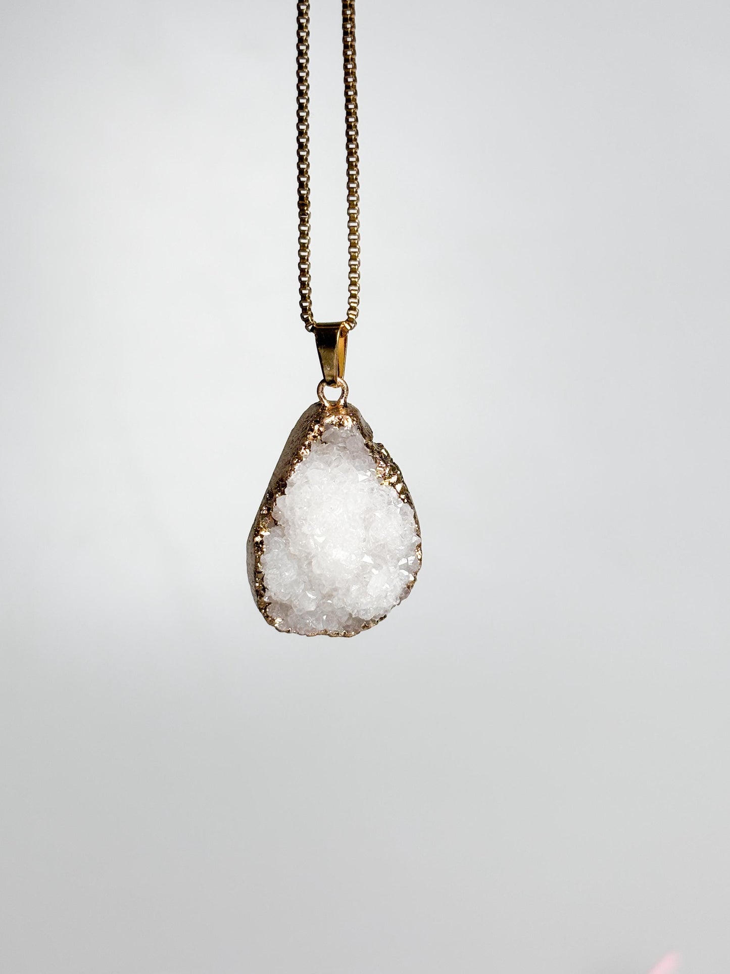 Weiße Drusen Anhänger  Kristall Kettenanhänger in verschiedenen Formen, goldfarben gefasst, Edelstein Schmuck, Geoden Anhänger