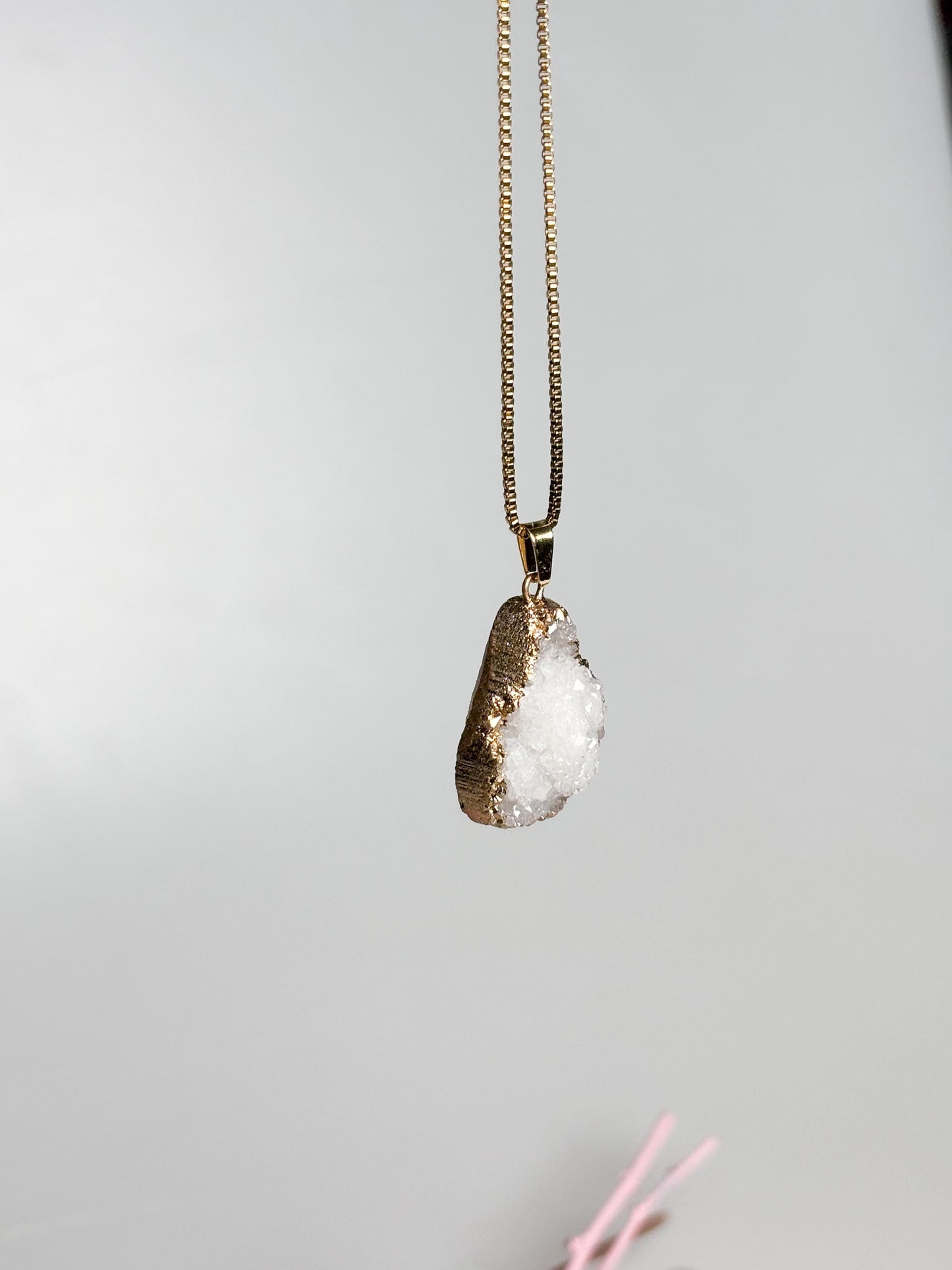 Weiße Drusen Anhänger  Kristall Kettenanhänger in verschiedenen Formen, goldfarben gefasst, Edelstein Schmuck, Geoden Anhänger