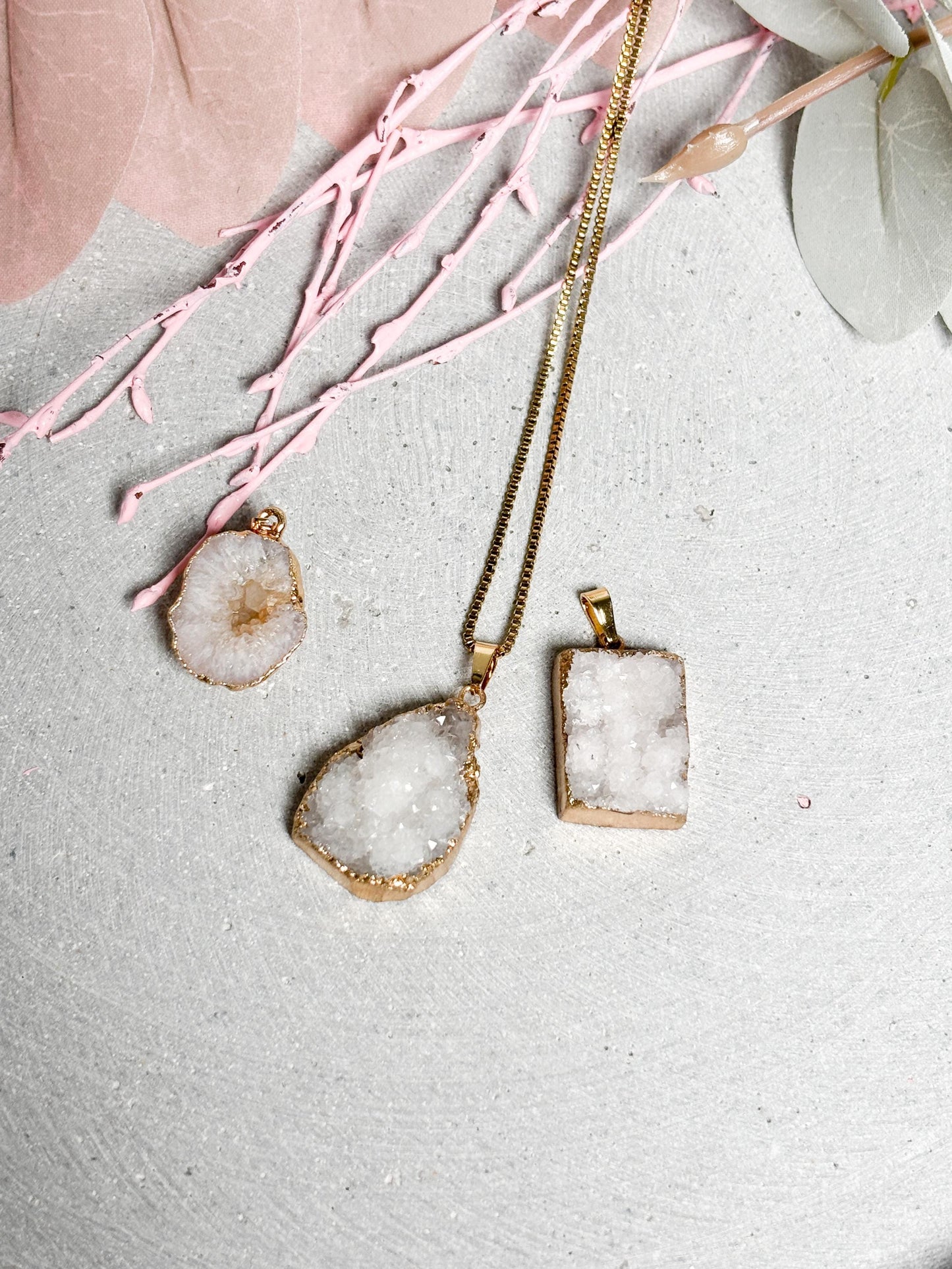 Weiße Drusen Anhänger  Kristall Kettenanhänger in verschiedenen Formen, goldfarben gefasst, Edelstein Schmuck, Geoden Anhänger