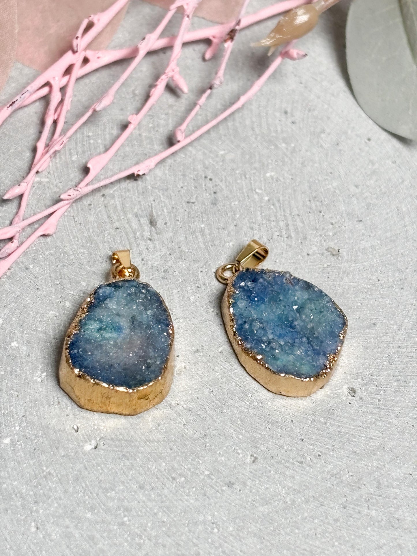 Blauer Drusen Anhänger  ovaler Kristall Kettenanhänger, gefärbte Geode mit goldfarbener Fassung, Edelstein Schmuck, Naturstein Anhänger