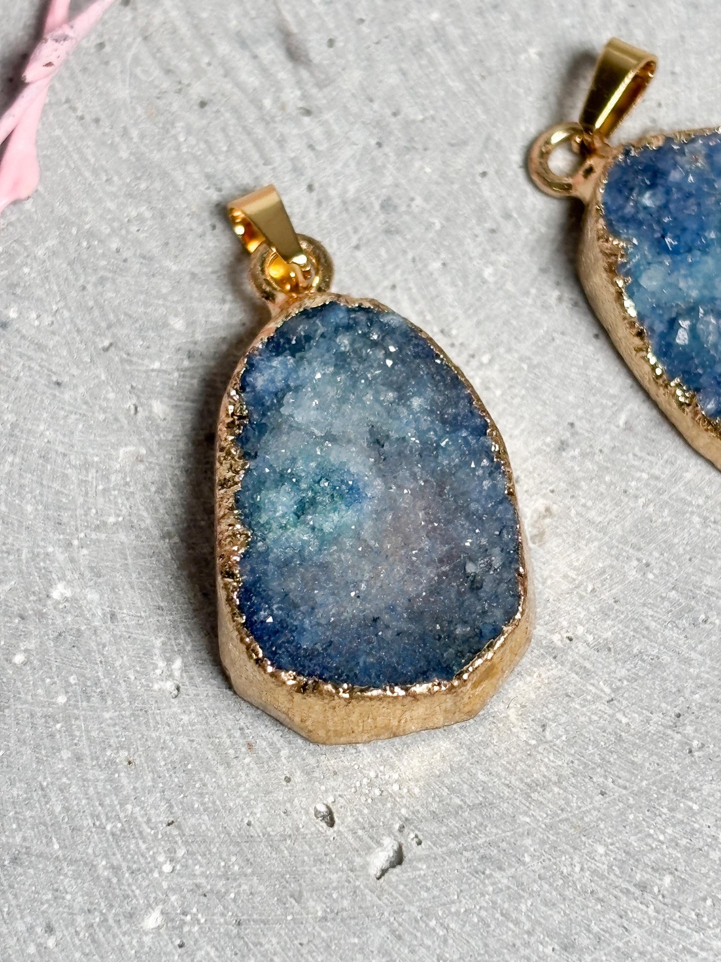 Blauer Drusen Anhänger  ovaler Kristall Kettenanhänger, gefärbte Geode mit goldfarbener Fassung, Edelstein Schmuck, Naturstein Anhänger