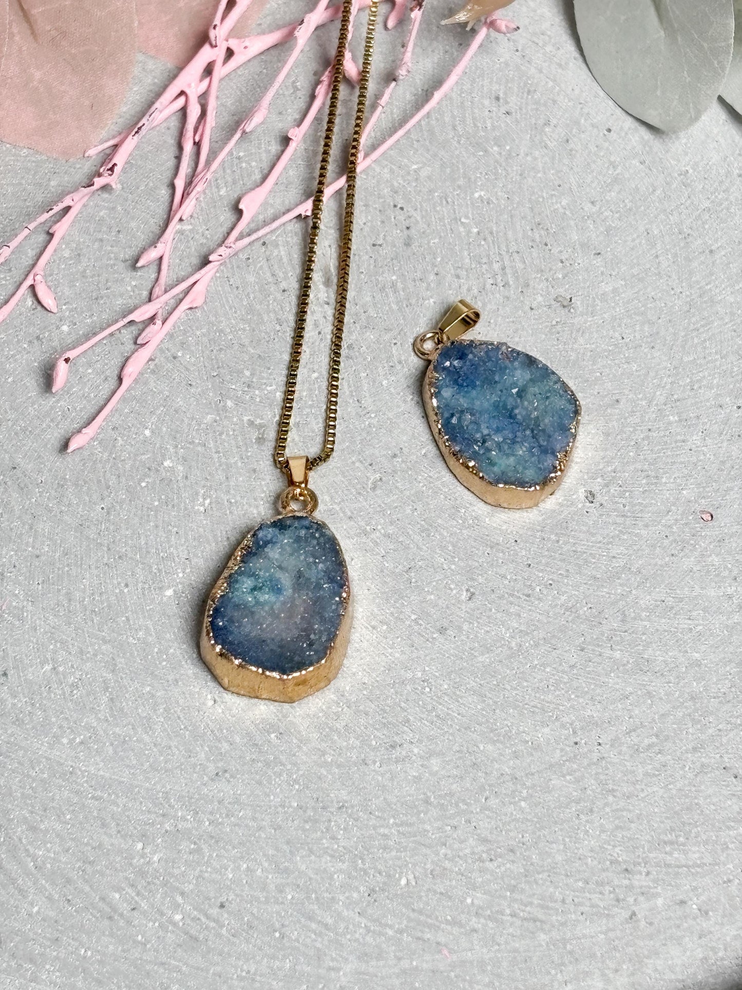 Blauer Drusen Anhänger  ovaler Kristall Kettenanhänger, gefärbte Geode mit goldfarbener Fassung, Edelstein Schmuck, Naturstein Anhänger