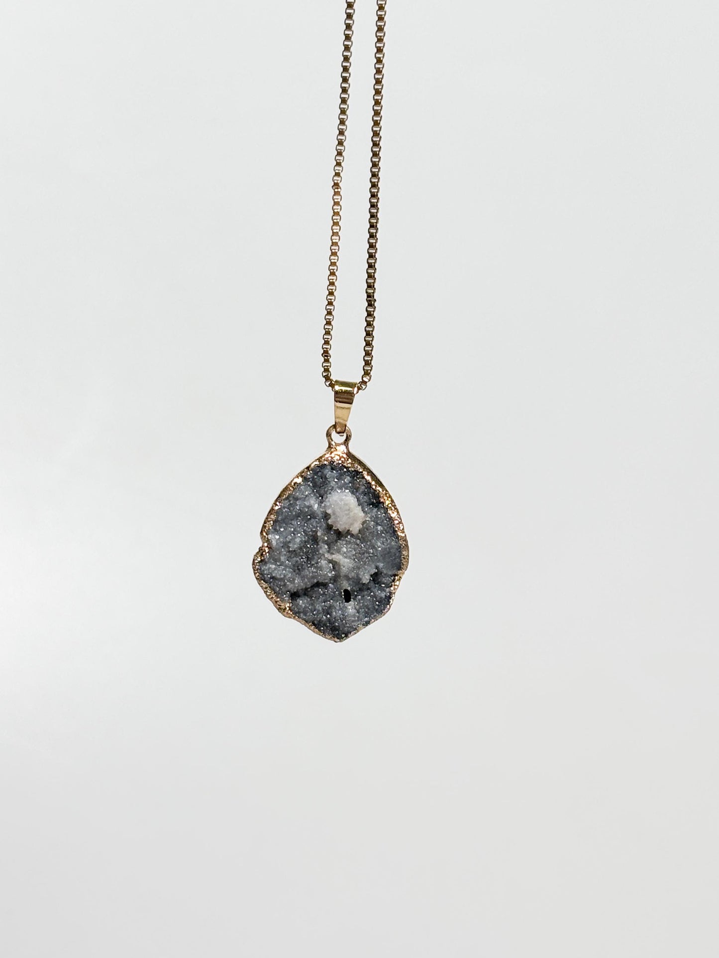 Grauer Drusen Anhänger  ovaler Kristall Kettenanhänger ca. 2,5 cm, Geode mit goldfarbener Fassung, Edelstein Schmuck, Naturstein Anhänger