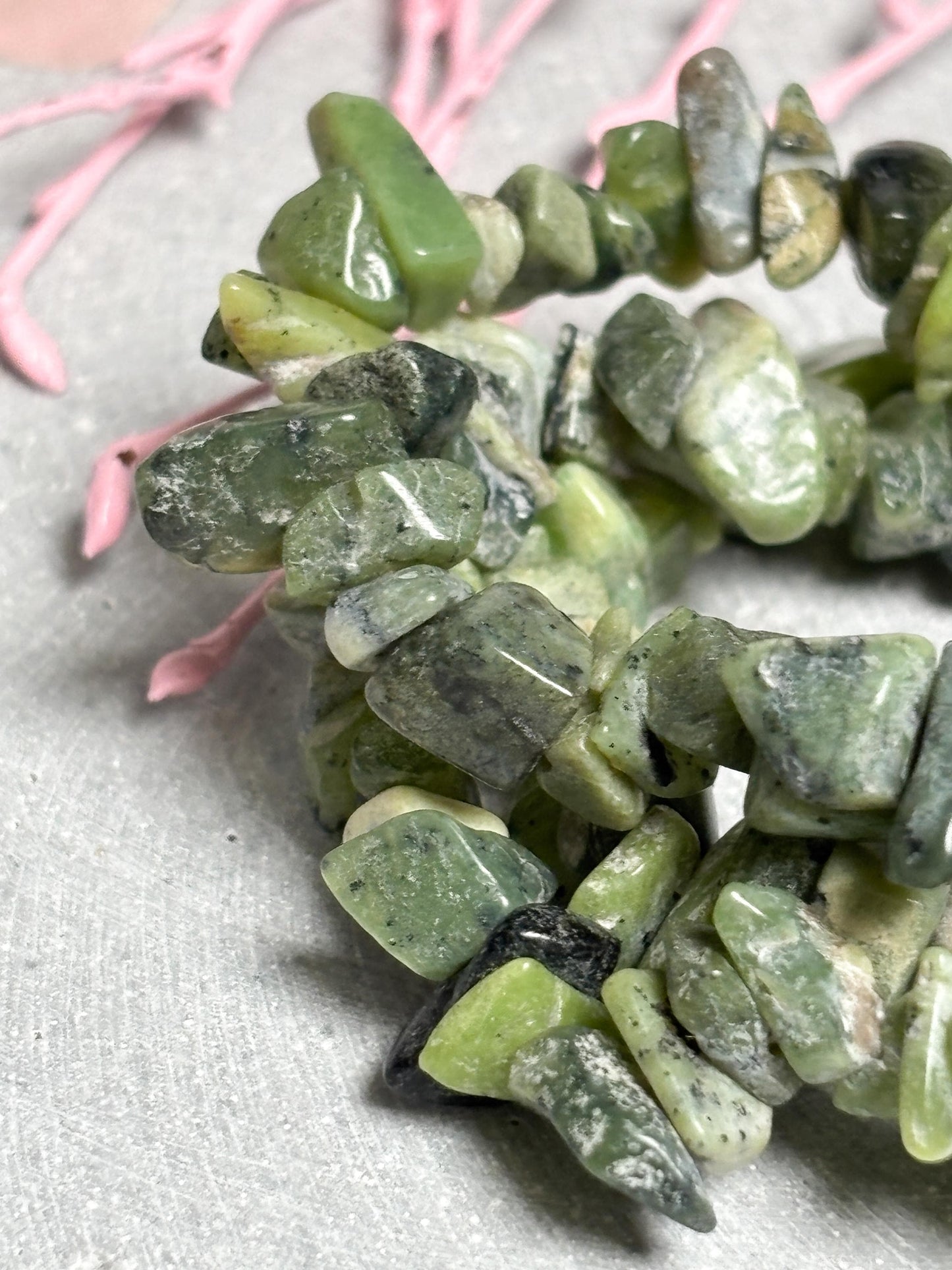 Serpentin Splitterarmband  elastisches Edelstein Armband ca. 17,5 cm, grüner Naturstein Schmuck, Kristall Armband 8 mm