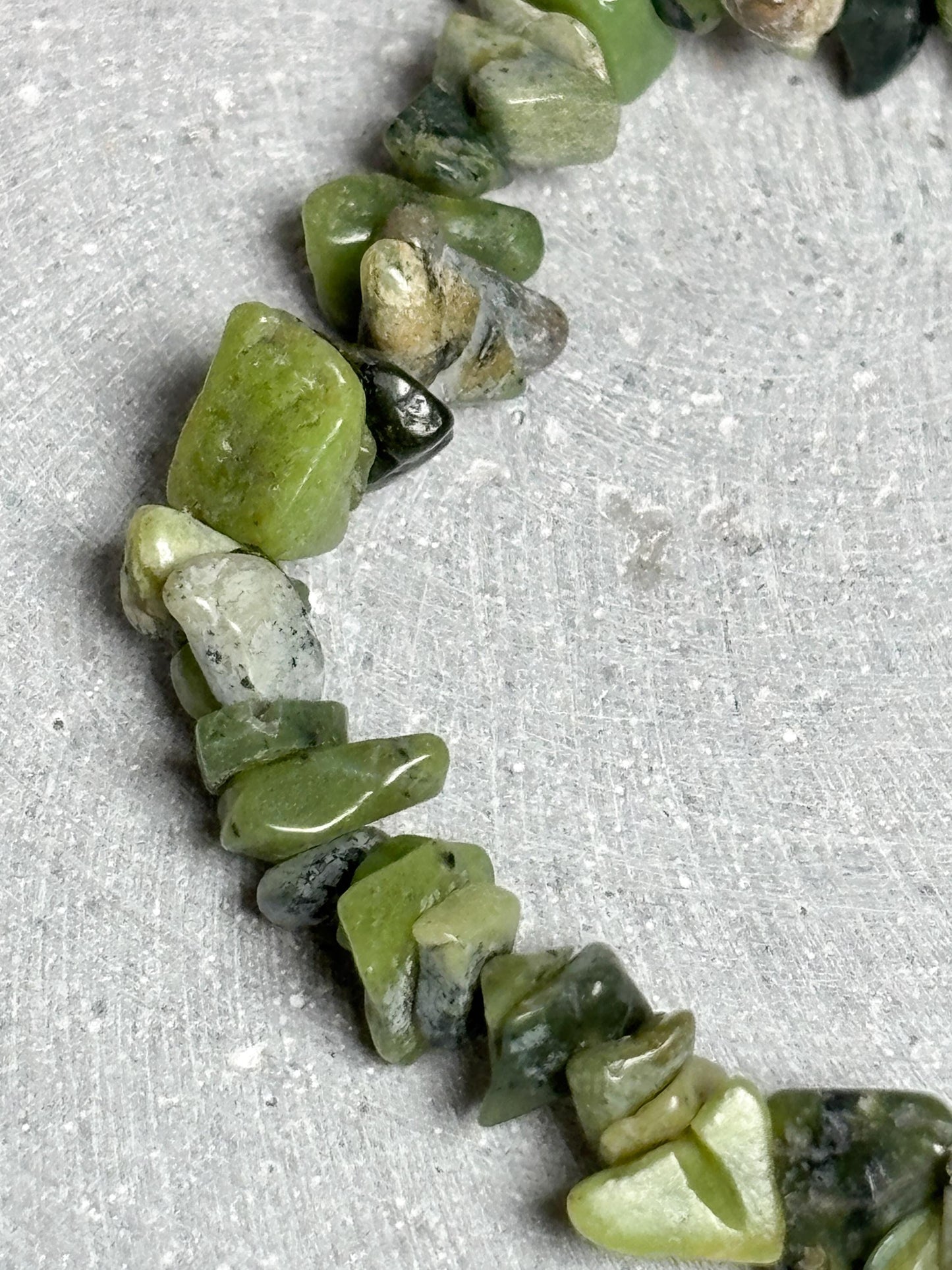 Serpentin Splitterarmband  elastisches Edelstein Armband ca. 17,5 cm, grüner Naturstein Schmuck, Kristall Armband 8 mm