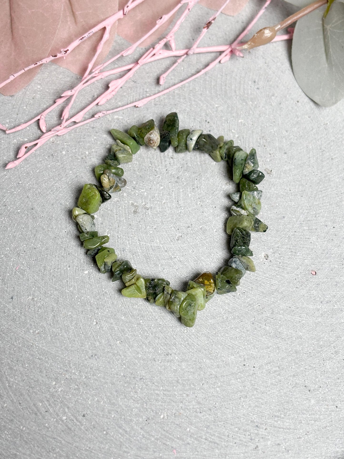 Serpentin Splitterarmband  elastisches Edelstein Armband ca. 17,5 cm, grüner Naturstein Schmuck, Kristall Armband 8 mm